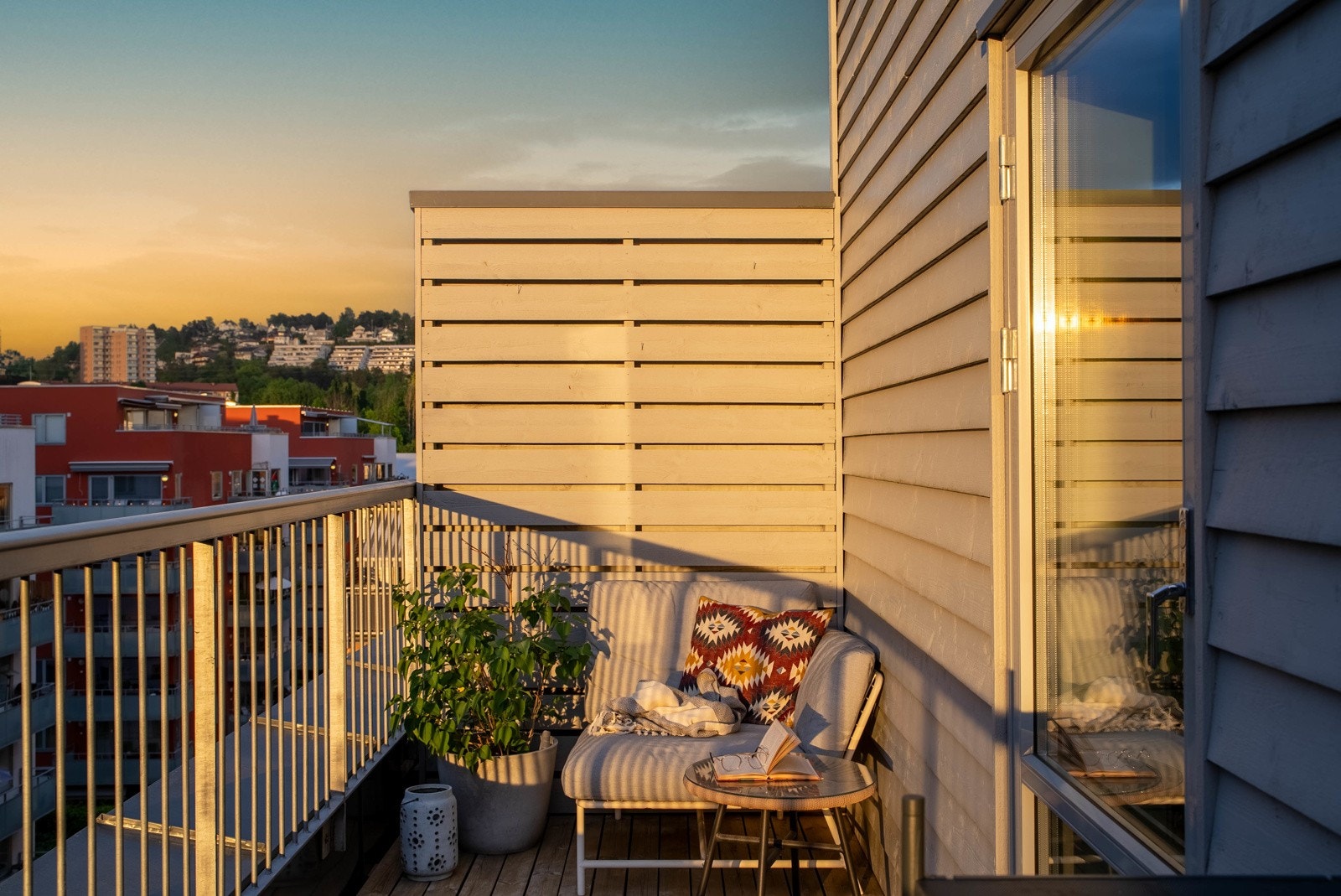 En gjennomgående og moderne 3-roms med stor takterrasse og p-plass m/lader. Galleribilde