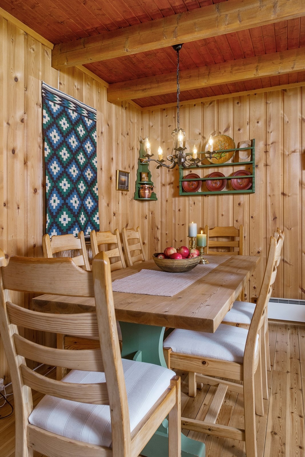 Plass til langbord i stua. Fint å samles til felles måltider her. Galleribilde