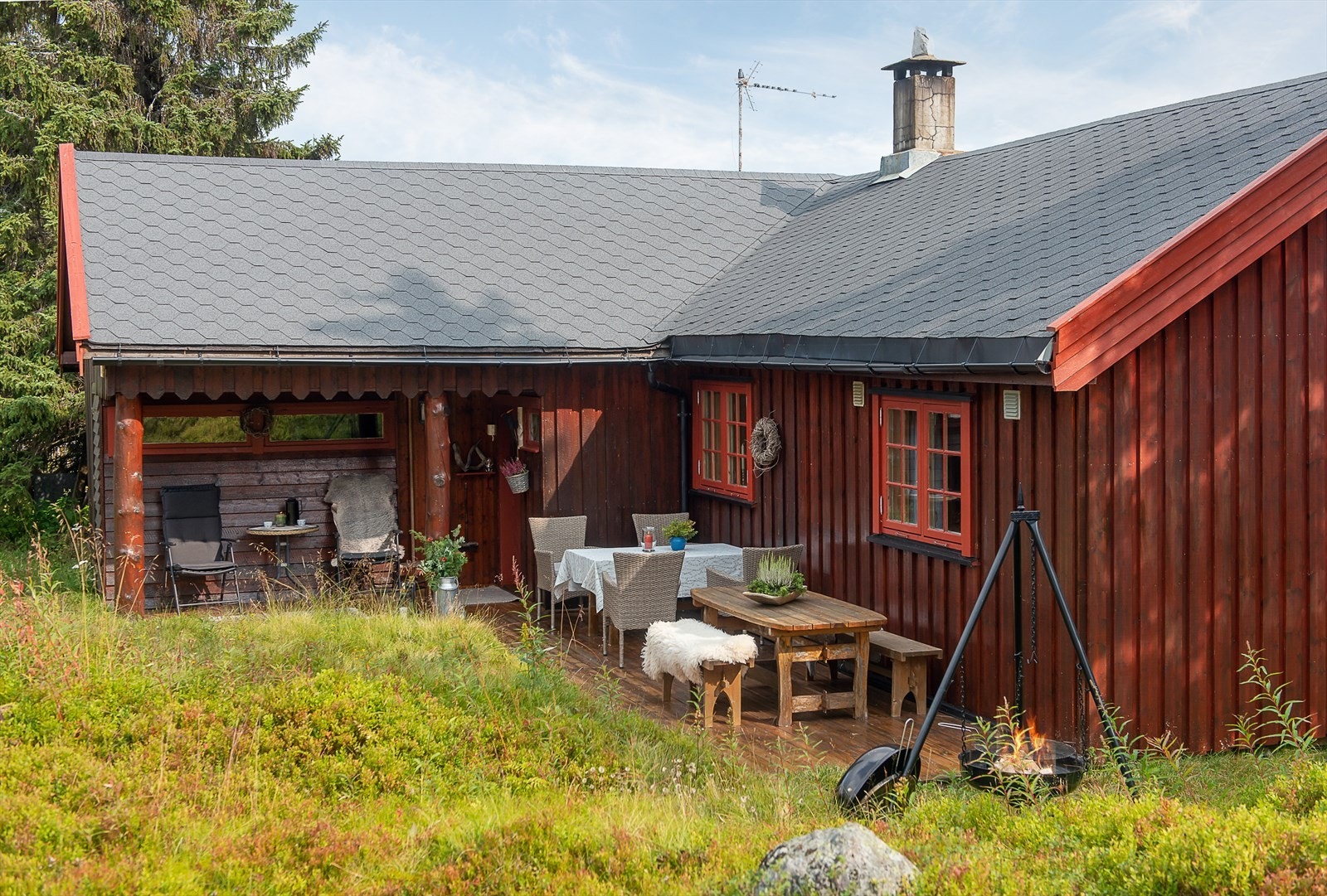 Lun og fin beliggenhet, med gode solforhold og fine uteplasser i hytteveggen og ellers på tomta. Galleribilde