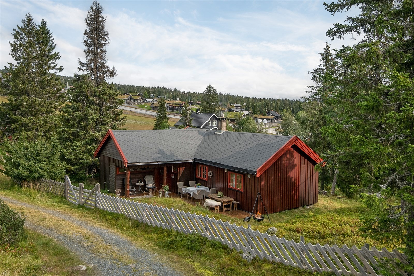 Trivelig hytte som framstår godt vedlikeholdt. Sentralt beliggende med gangavstand til alt av servicefasiliteter på Sjusjøen. Galleribilde