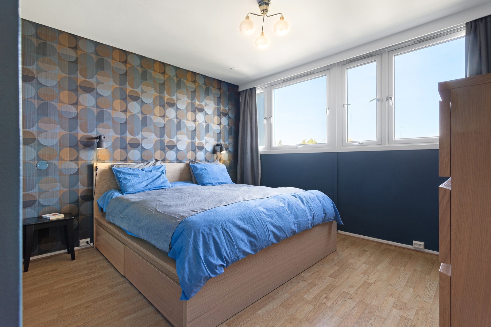 Romslig soverom på 12,5kvm med store vindusflater. Galleribilde