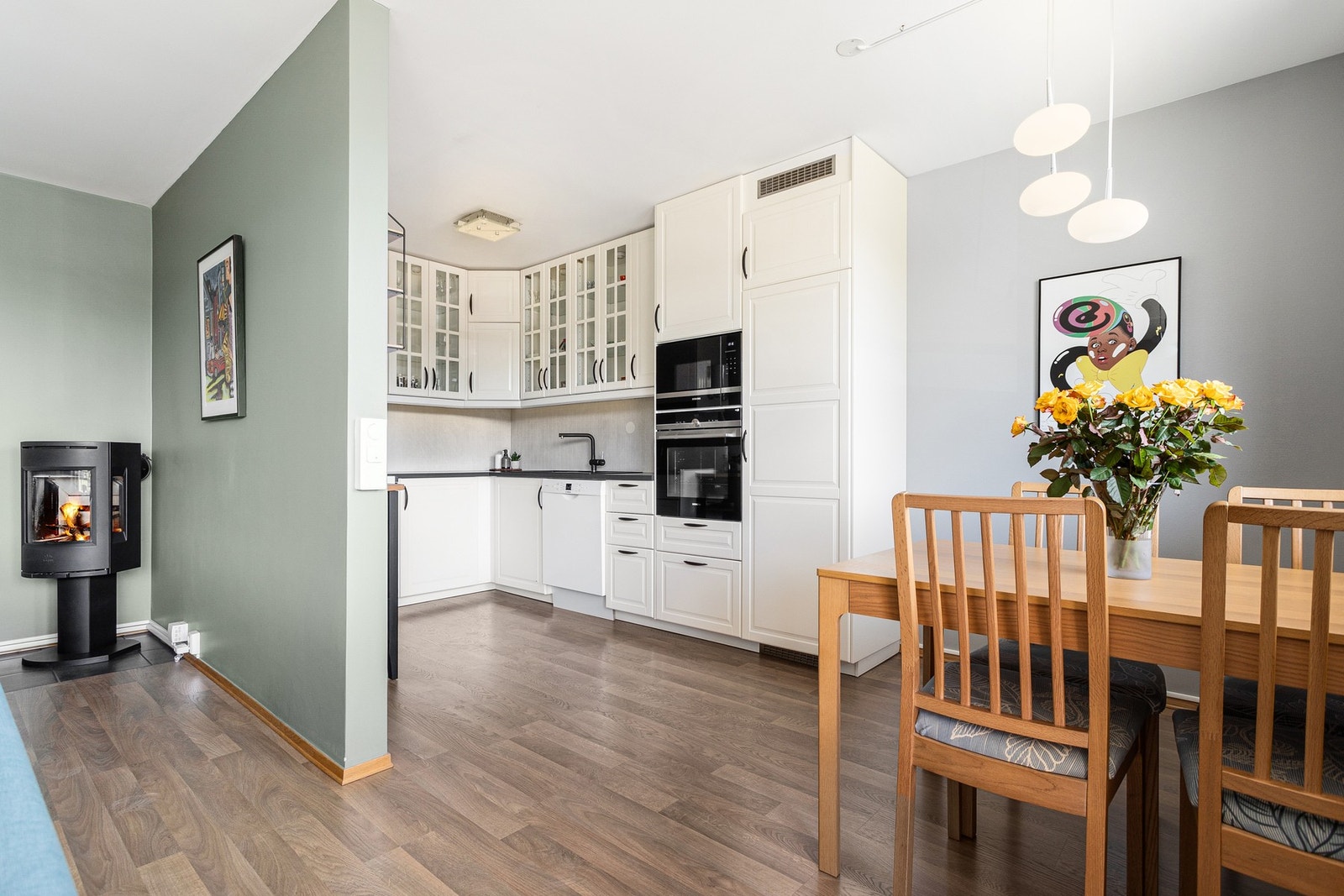 Gode parkeringsmuligheter i borettslaget med mulighet for leie av garasjeplass. Galleribilde