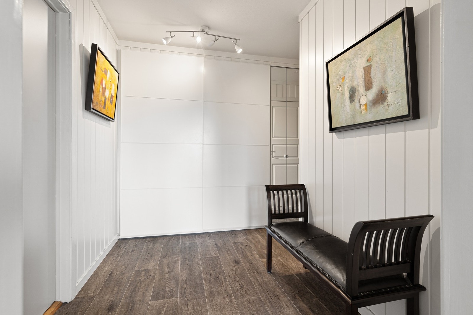 Innbydende entre med garderobeløsning. Galleribilde