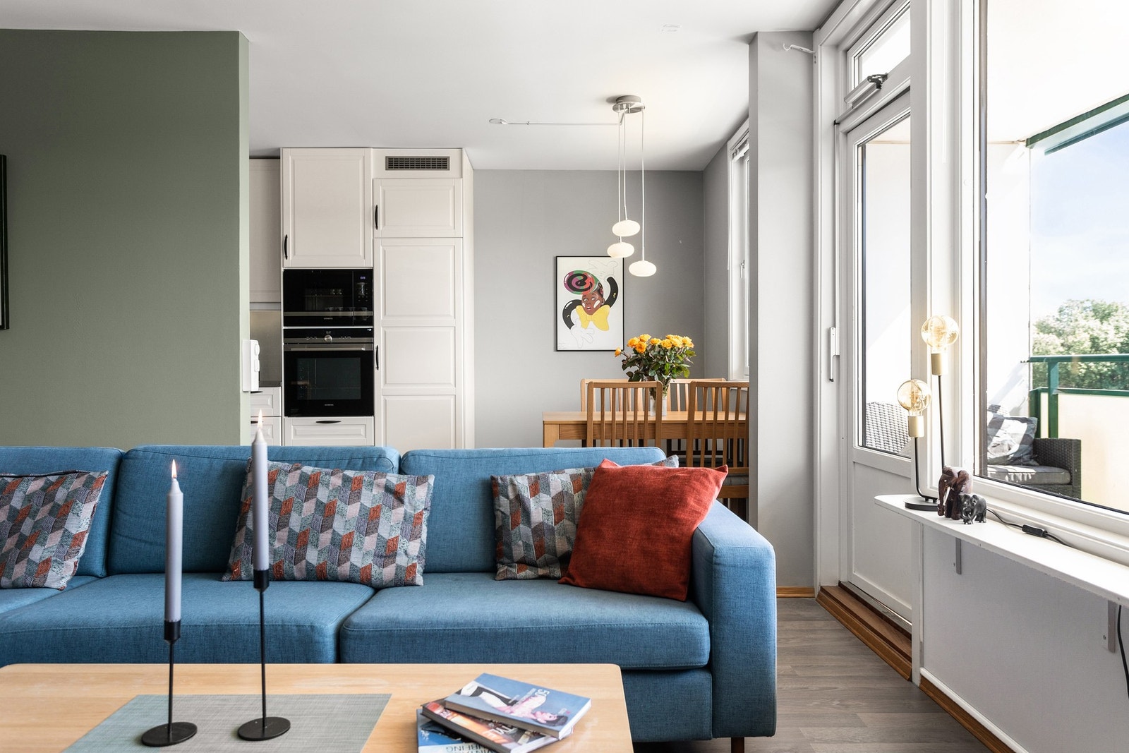 Naturlig avdeling mellom stue og kjøkken med et spisebord. Galleribilde