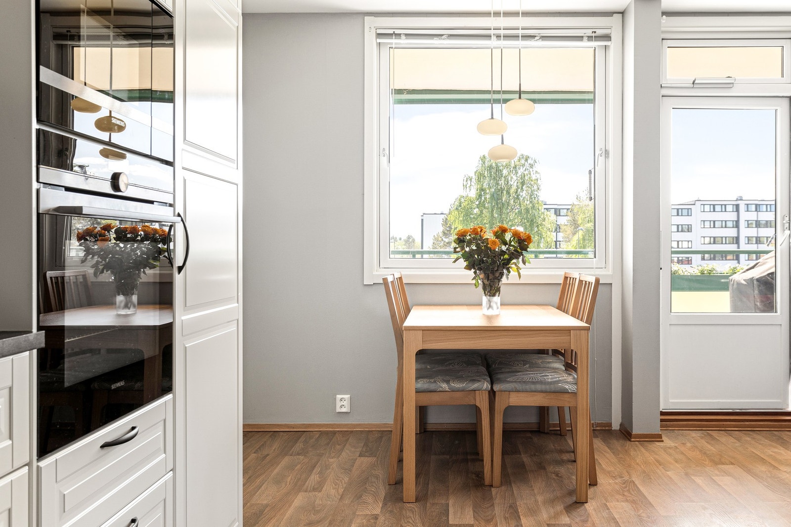 God plass til spisebord for sosiale sammenkomster. Galleribilde