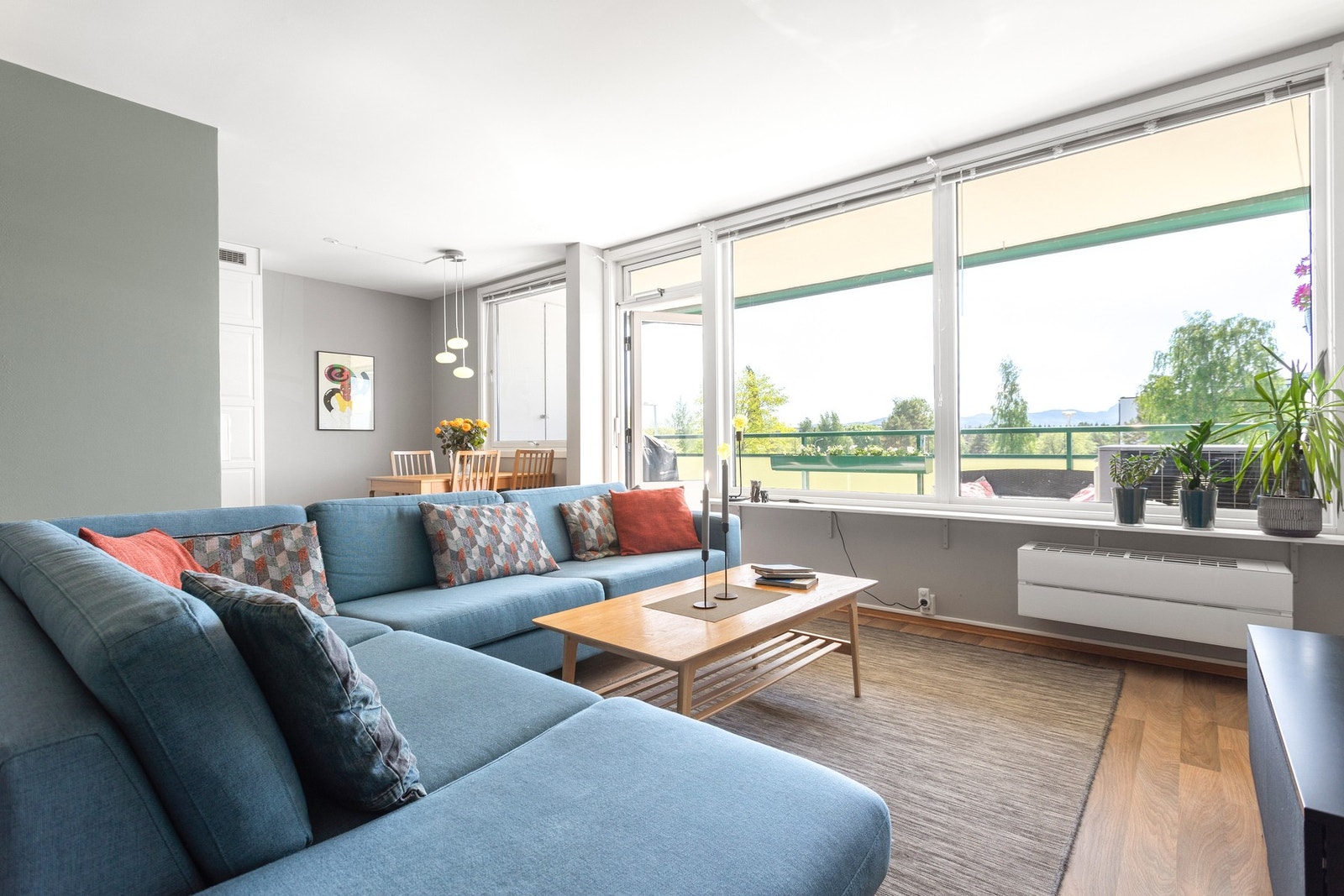 Stuen har en praktisk planløsning som gjør det enkelt å møblere. Galleribilde