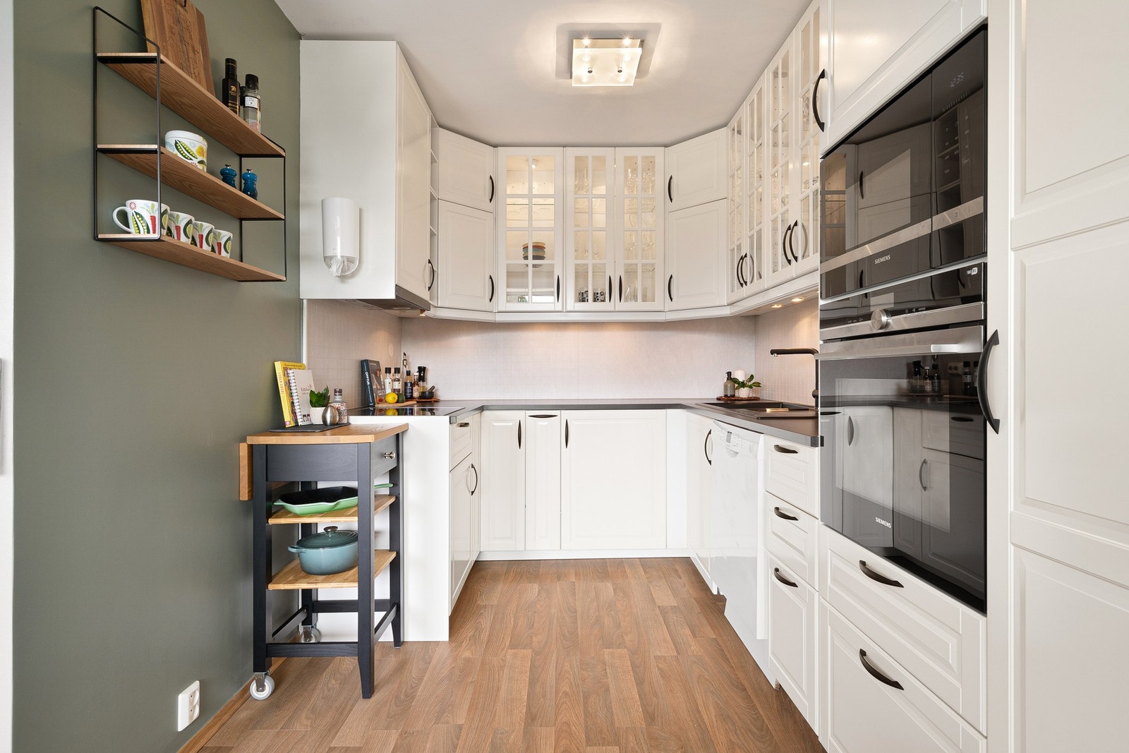 Innredning med profilerte fronter og benkeplate av laminat. Mekanisk avtrekksvifte tilknyttet sentralavtrekk. Galleribilde