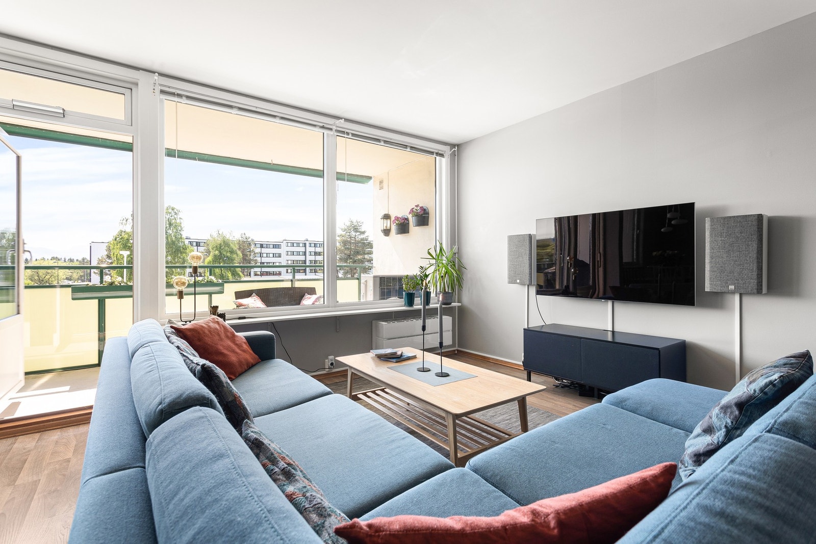 Store vindusflater i stuen gir rikelig med naturlig lysinnslipp. Galleribilde