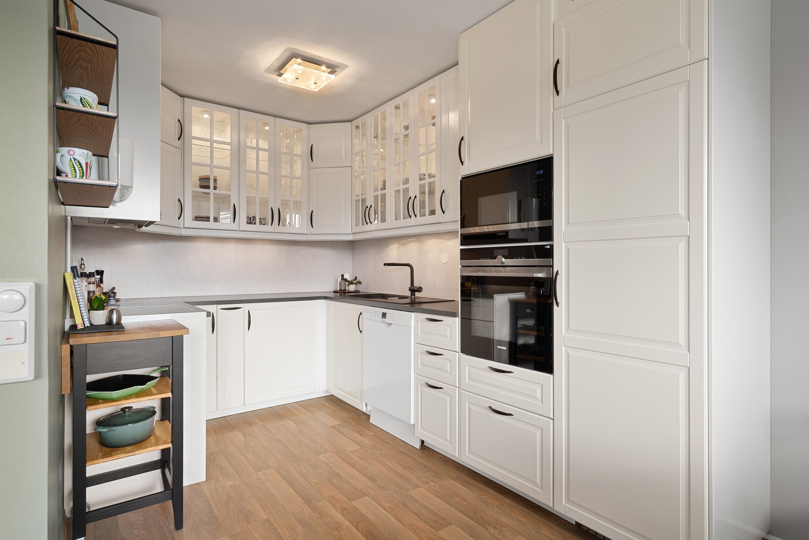 Lekkert kjøkken med integrerte hvitevarer vurdert til TG1 av takstmann. Galleribilde