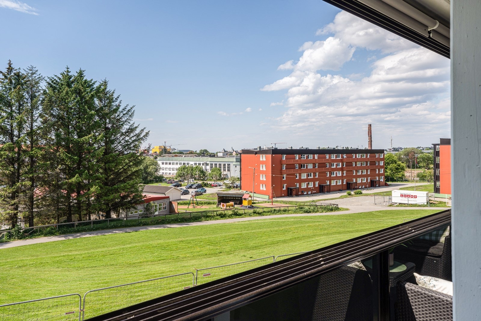 Utsikt fra terrassen mot grøntareal. Galleribilde