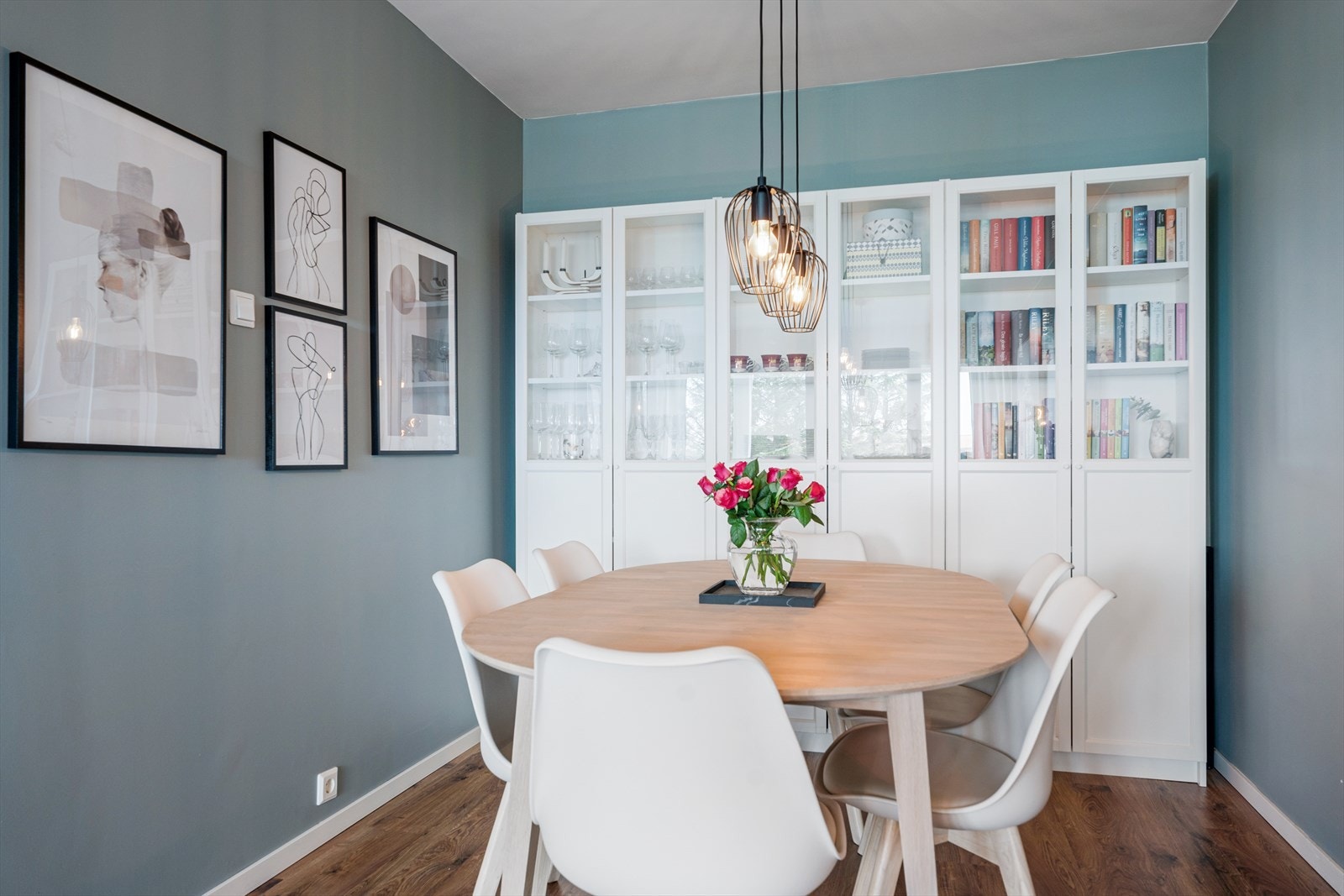 God plass til sofagruppe og stort spisebord. Galleribilde