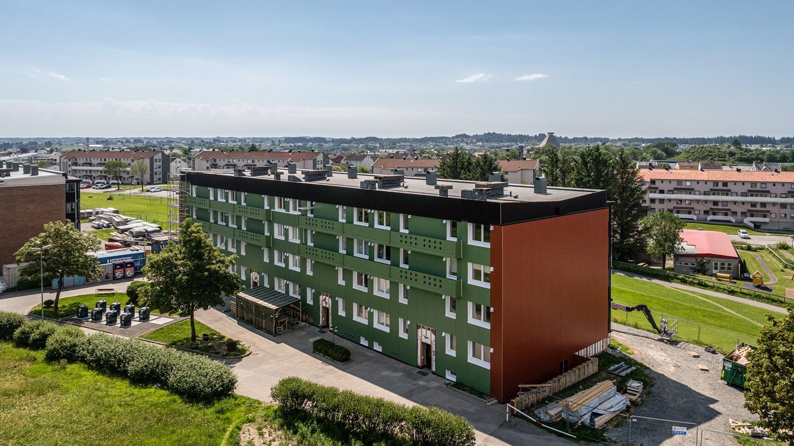 Borettslaget er modernisert de seneste årene med ny innglasset balkonger, renoveringsanlegg og elbilladere. Galleribilde