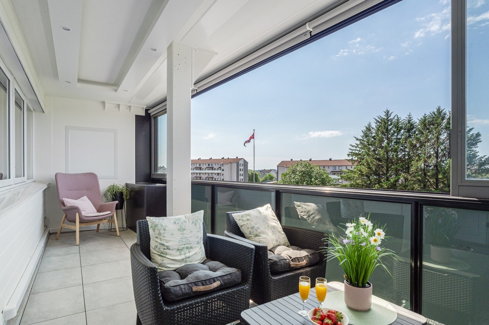 Stor innglasset terrasse man kan nyte hele året. Vinduene kan trekkes til siden på varme sommerdager og det er elektrisk solskjerming. Galleribilde
