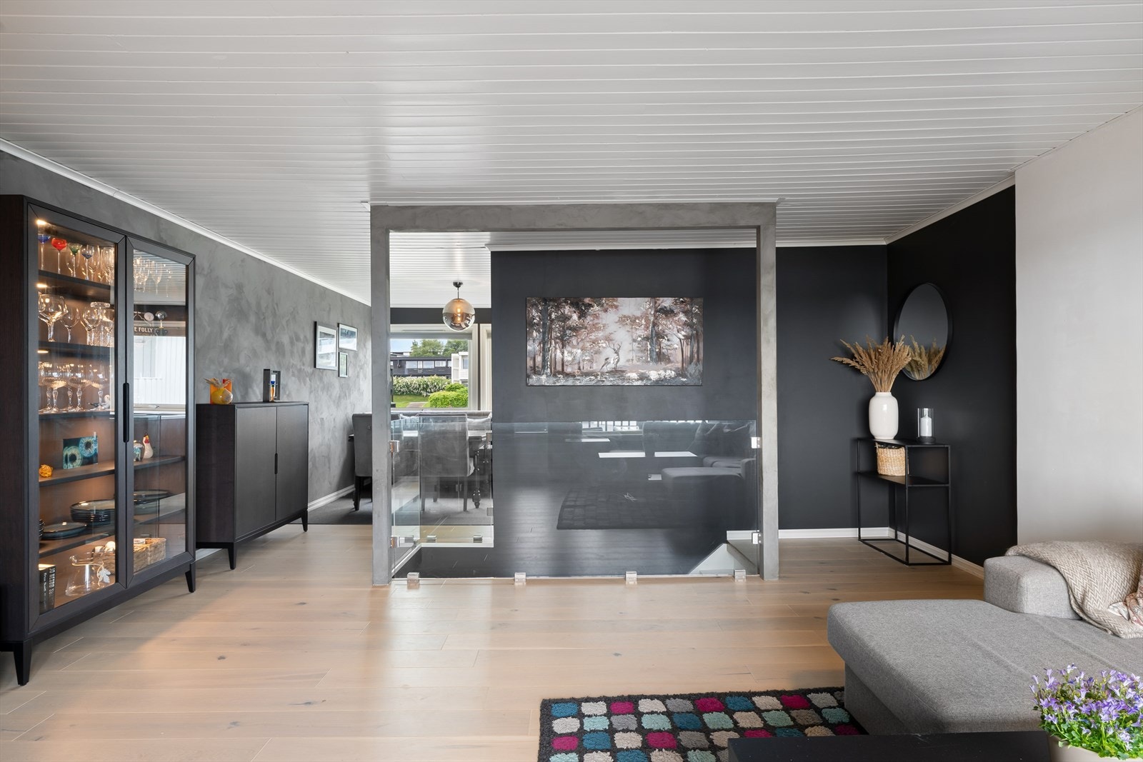 Flotte detaljer med glassrekkverk mot trappen Galleribilde
