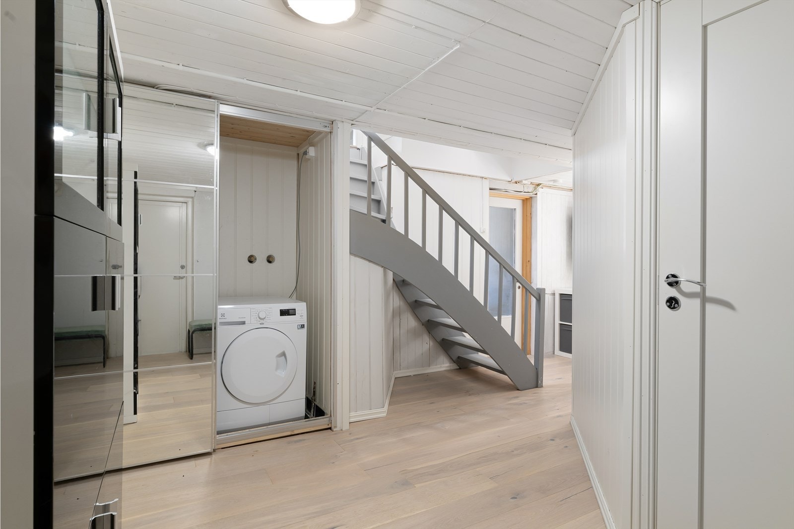 I gangen har man opplegg for vaskemaskin og tørketrommel bak skyvedører Galleribilde