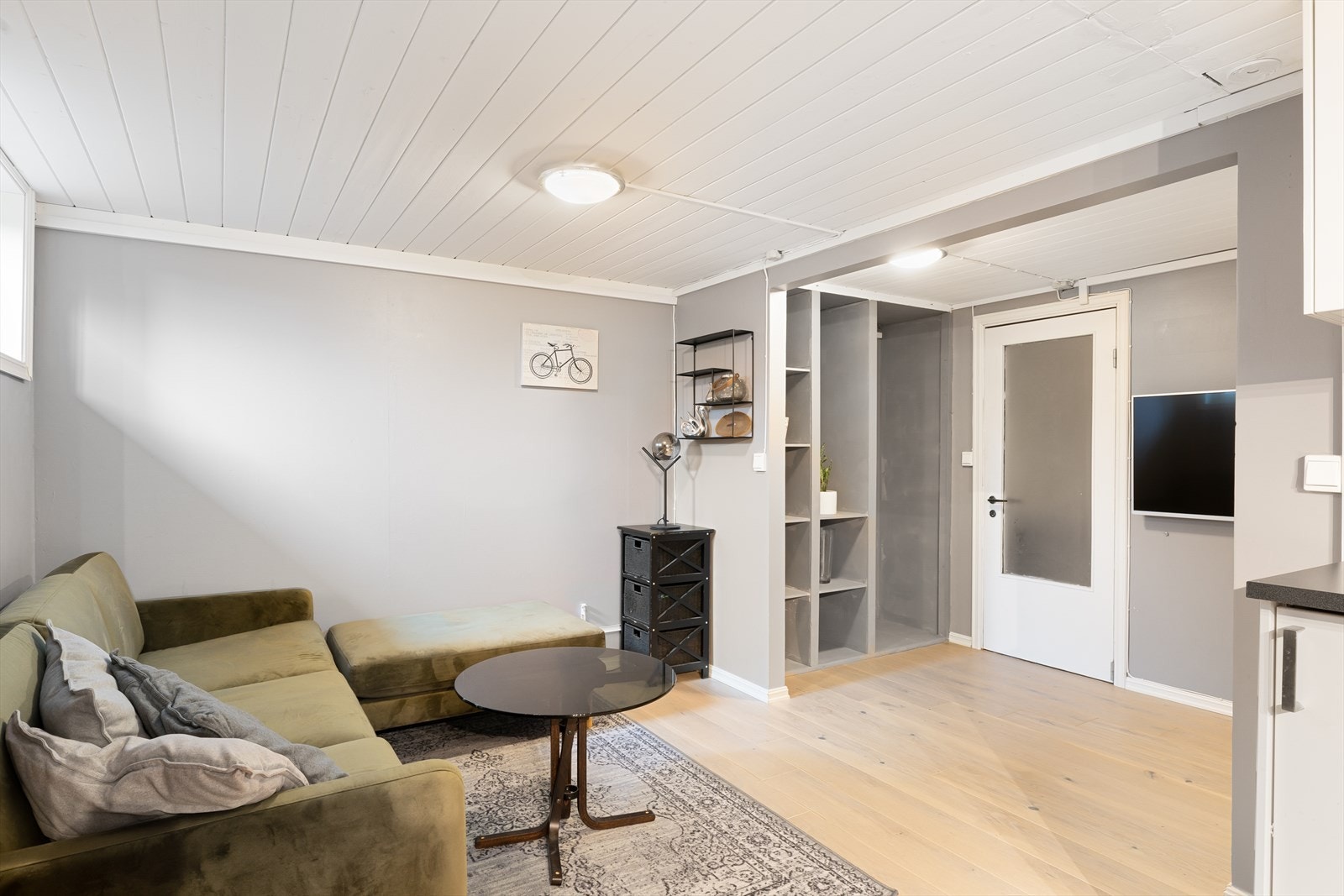 Kjekk kjellerstue (ikke byggemeldt) med åpen løsning til kjøkkenet Galleribilde