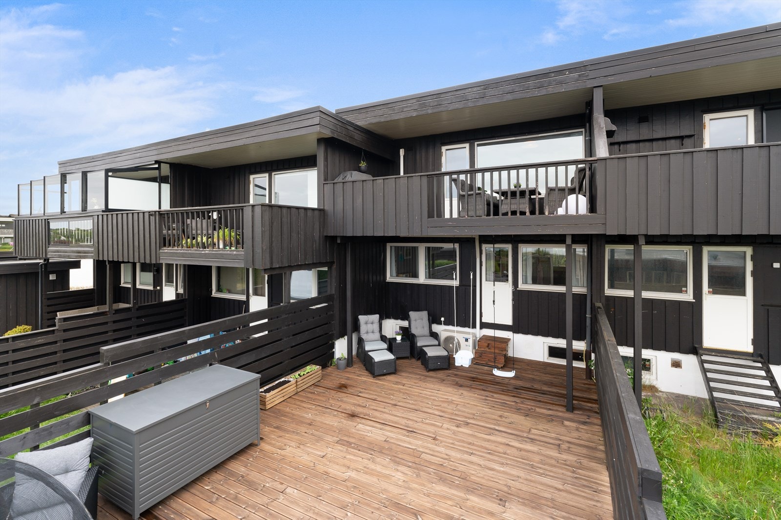 Boligen disponerer en kjekk terrasse mot sørvest med plass til flere sittegrupper Galleribilde
