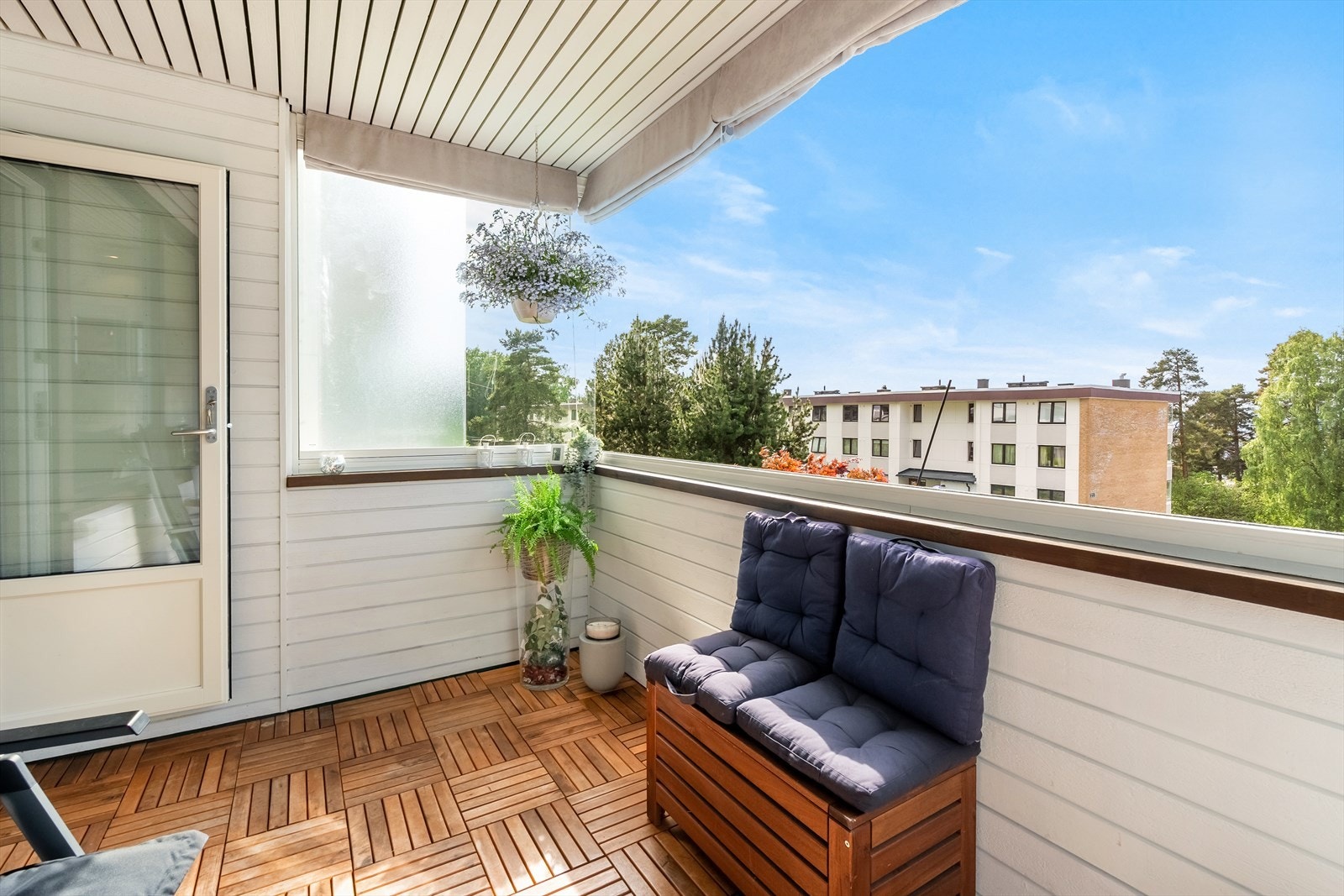 Balkongdør er ny i 2021. Det er pene terrassetremmer på balkongen. Galleribilde
