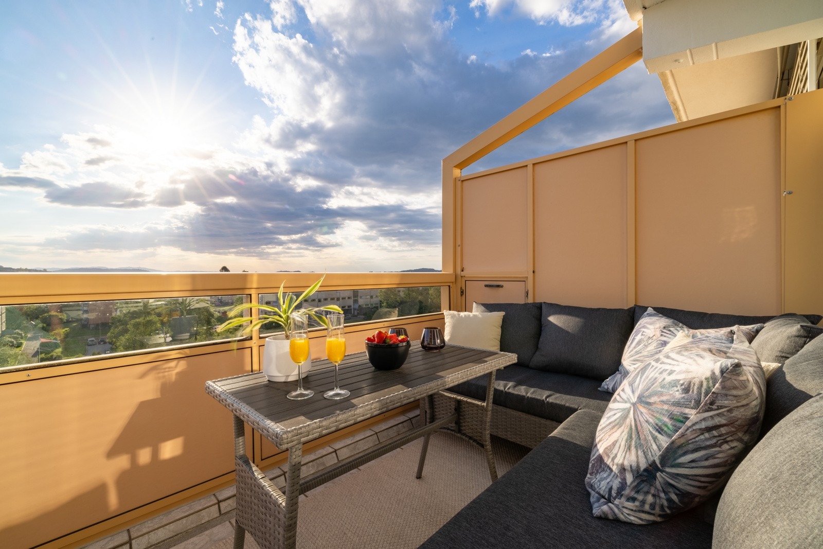 Koselig terrasse med god plass til flere sittegrupper. Galleribilde