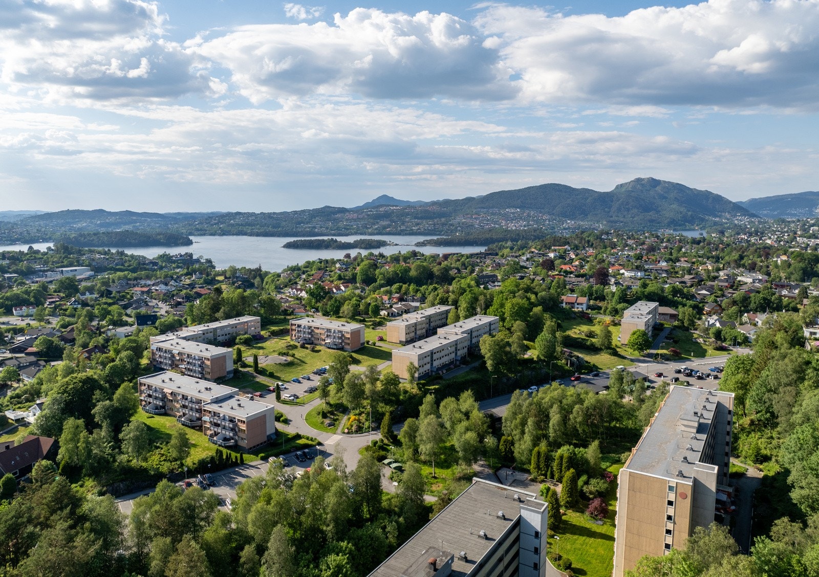 Veldrevet borettslag med nærhet til store arbeidsplasser, turområder, bybane og Lagunen Storsenter m.m. Galleribilde