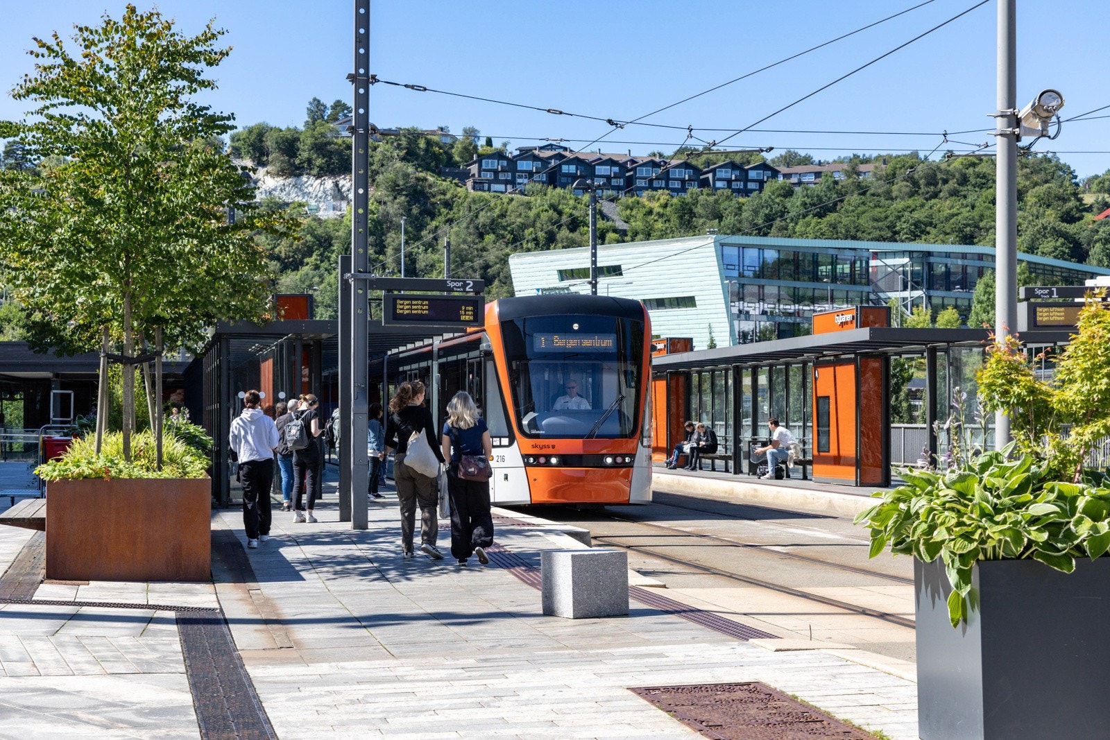 Kort gange til bybanestopp som enkelt frakter deg mot sentrum og i retning Flsland og Lagunen. Galleribilde