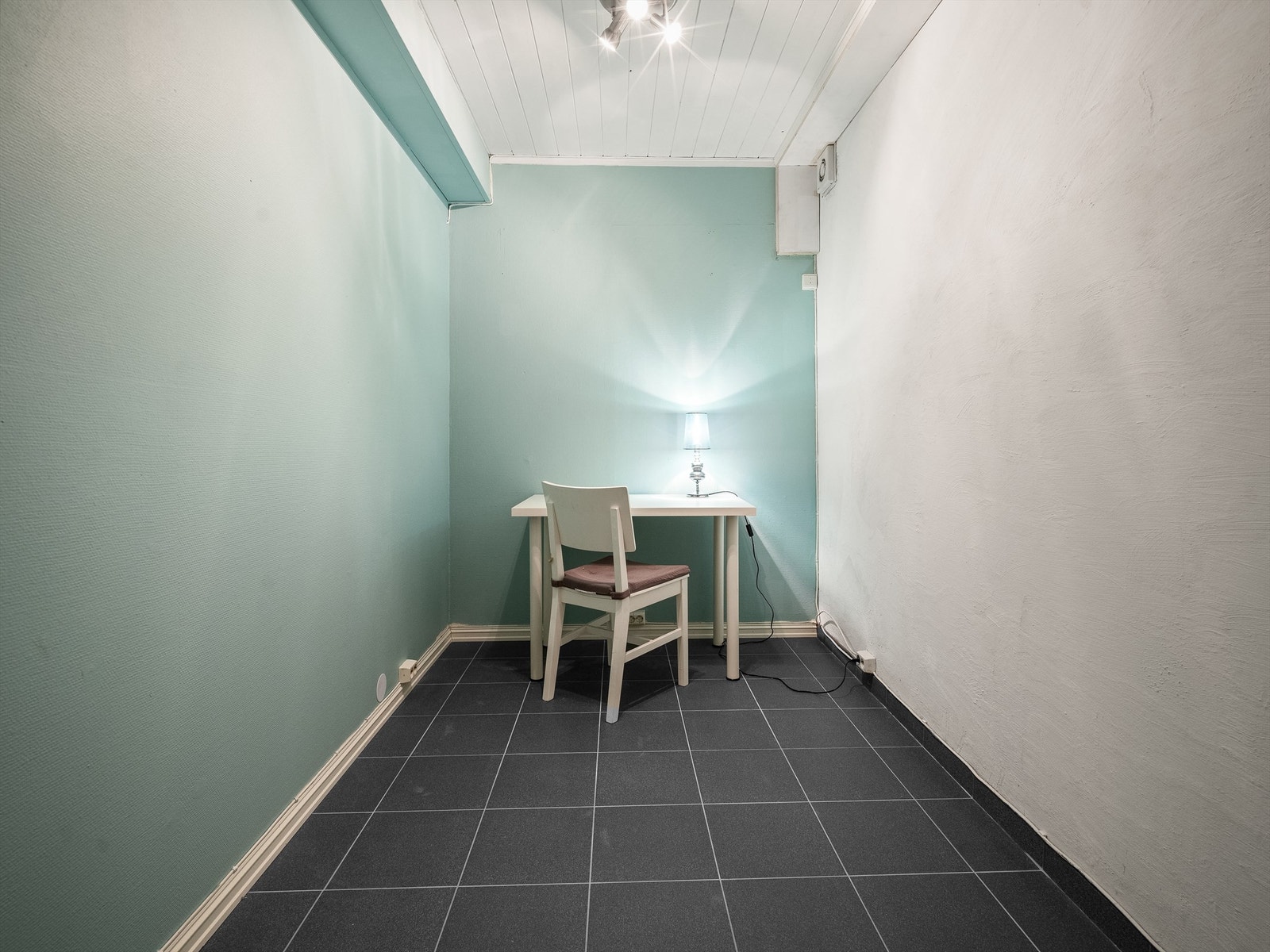 Underetasjens to boder representerer gode lagringsmuligheter. Denne har flislagt gulv med varme. Galleribilde