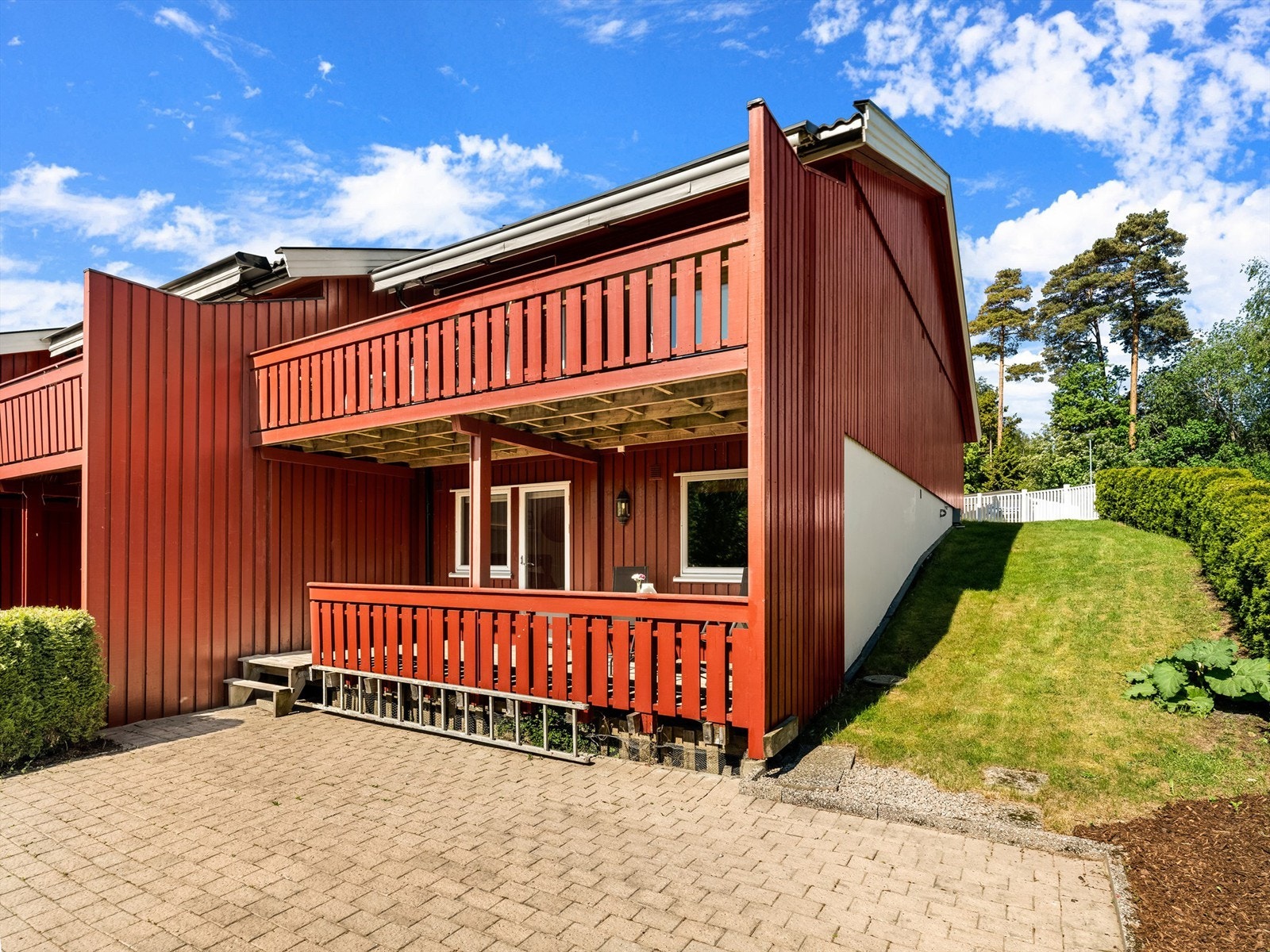 Eget uteareal rundt alle yttervegger vil av mange oppfattes som en prisverdig kvalitet. Galleribilde