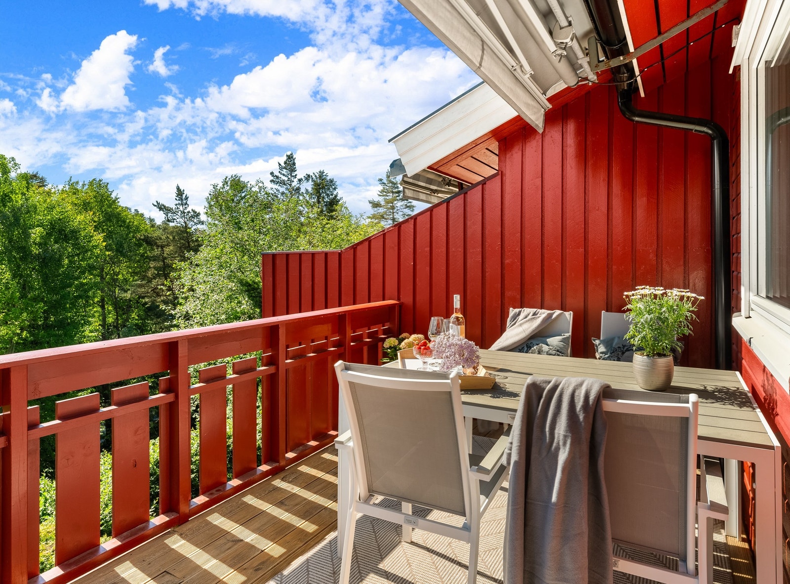 Et deilig sted for helgefrokost i morgen- og formiddagssolen på gode sommerdager. Galleribilde