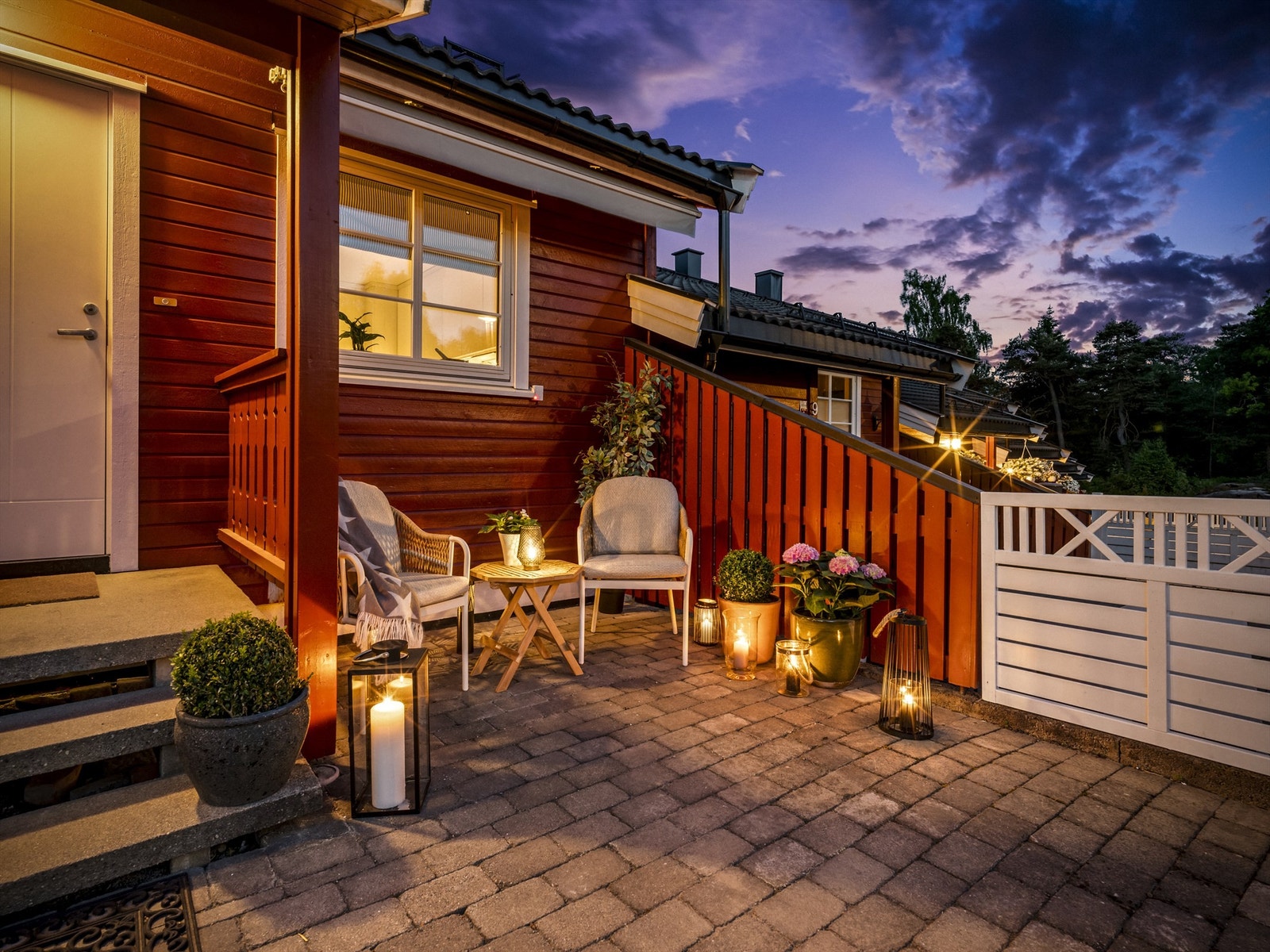 Uteplasser på begge sider gir mulighet til å følge solens gang. Denne siden har sol fra ettermiddag til sen kveld sommerstid. Galleribilde