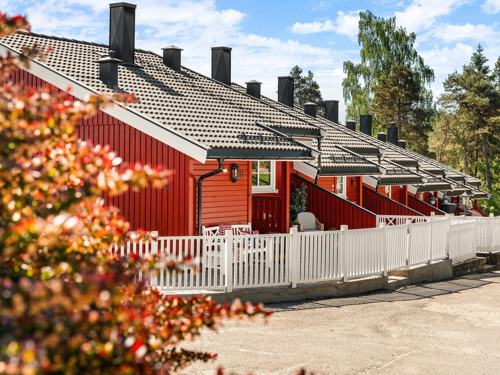 Boligen ligger ikke bare på enden, men også høyest i husrekken. Galleribilde