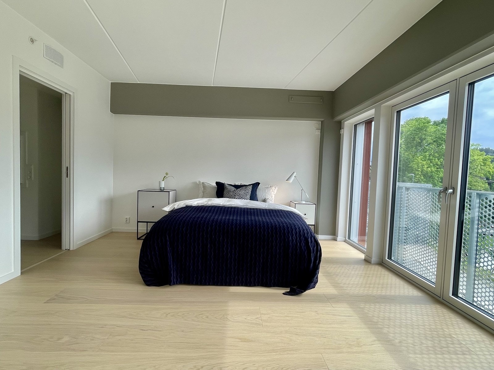 Romslig soverom med store vinduer Galleribilde