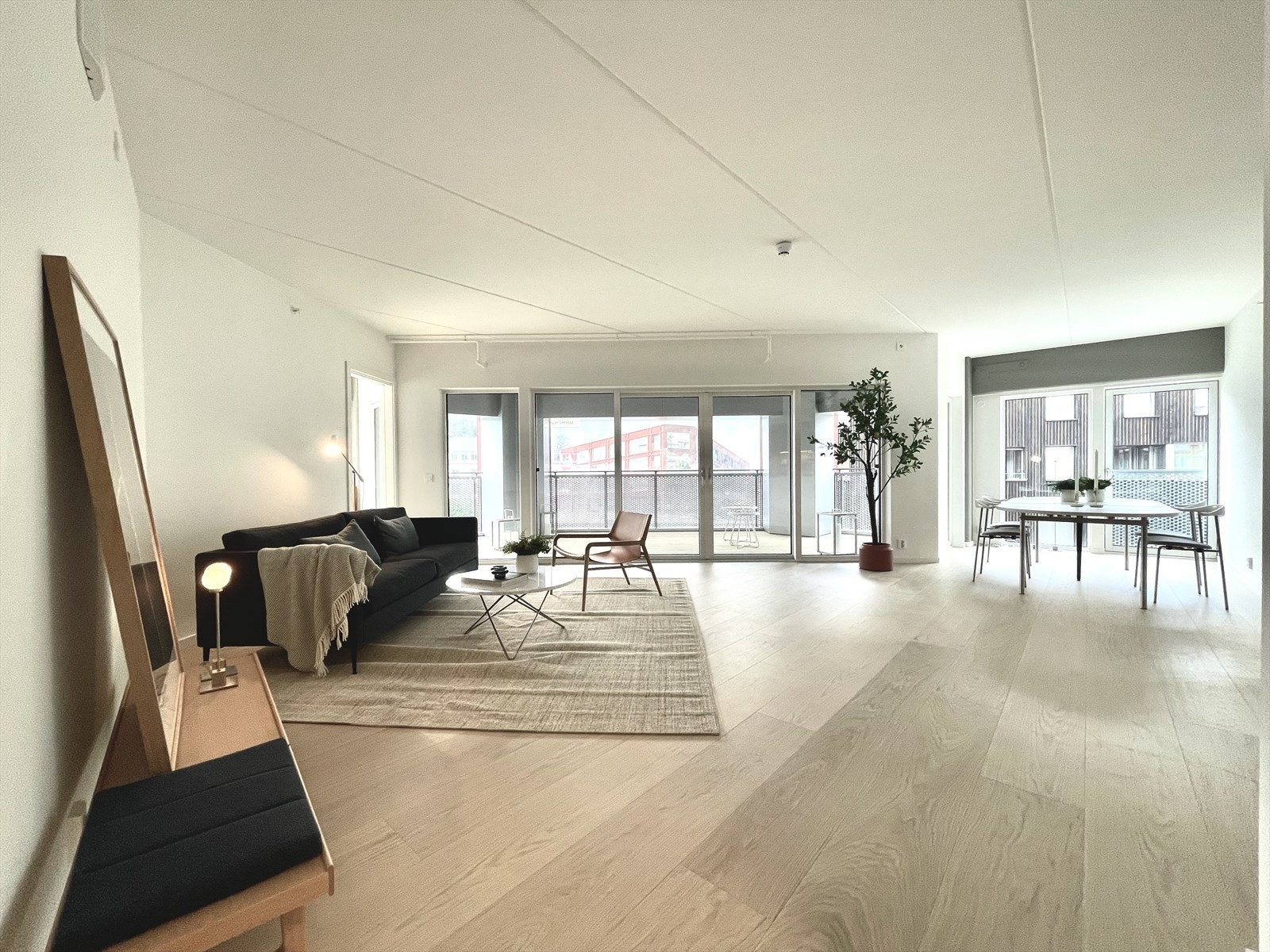 Åpen stue med store vinduer og utgang til loggia. Galleribilde