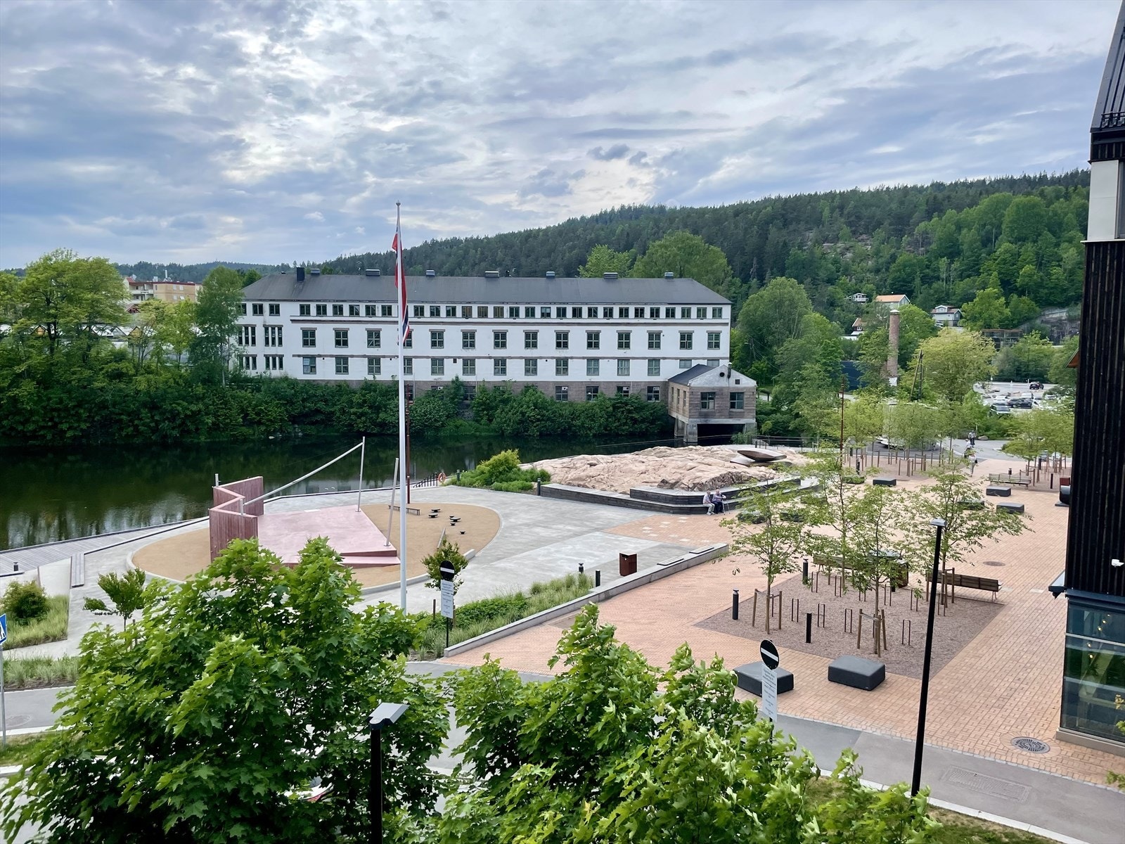 Utsikt mot elven og grøntområder fra leiligheten. Galleribilde