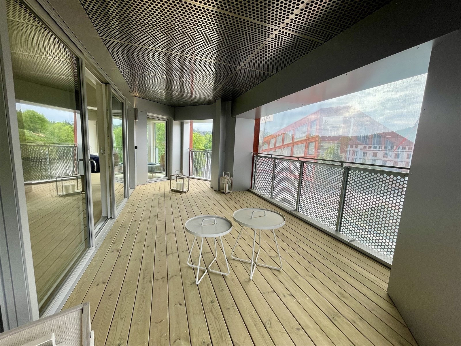 Romslig loggia med god plass til utemøbler og flott utsikt. Galleribilde