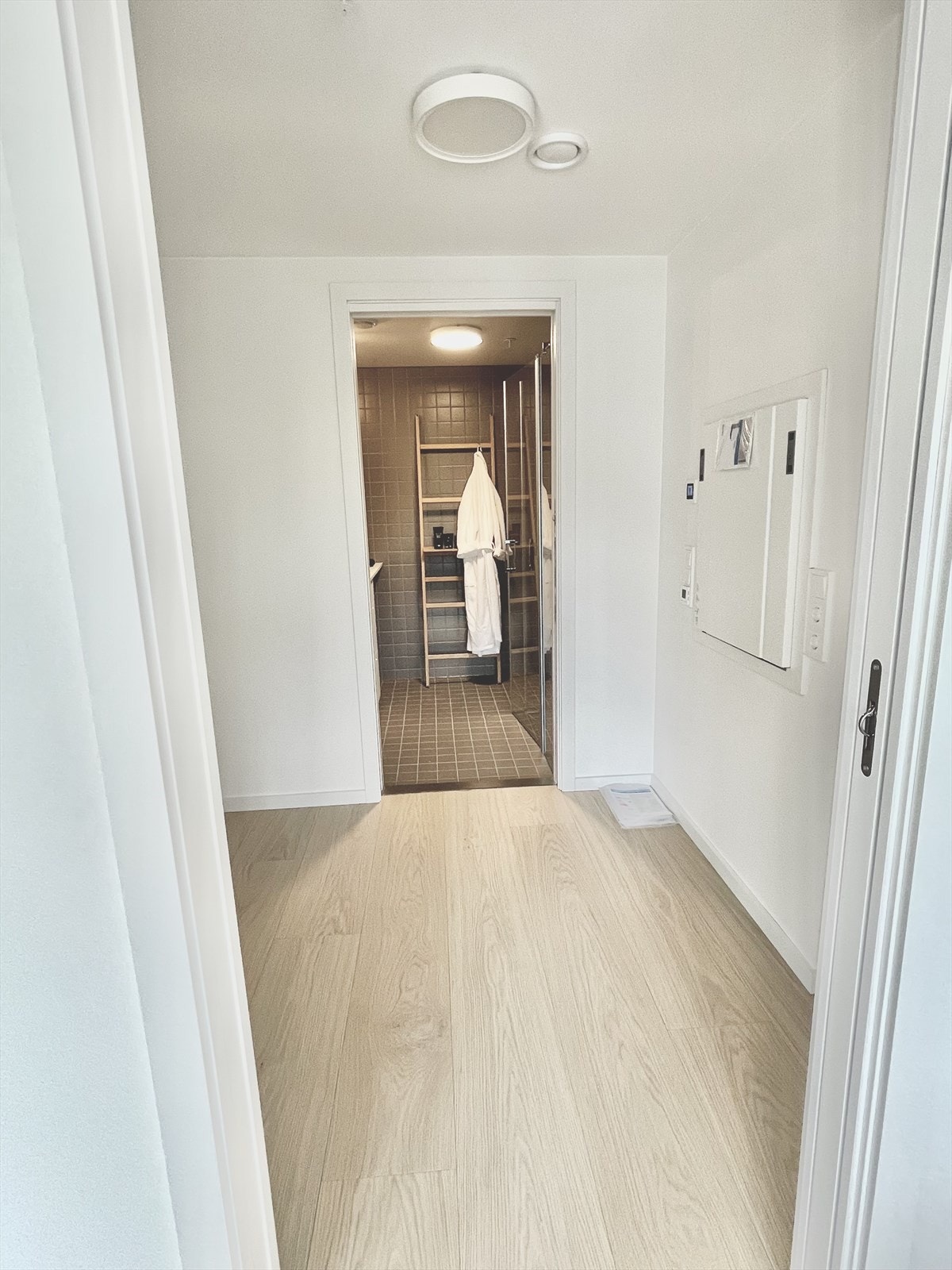 Walk in closet / mellomgang til badet Galleribilde