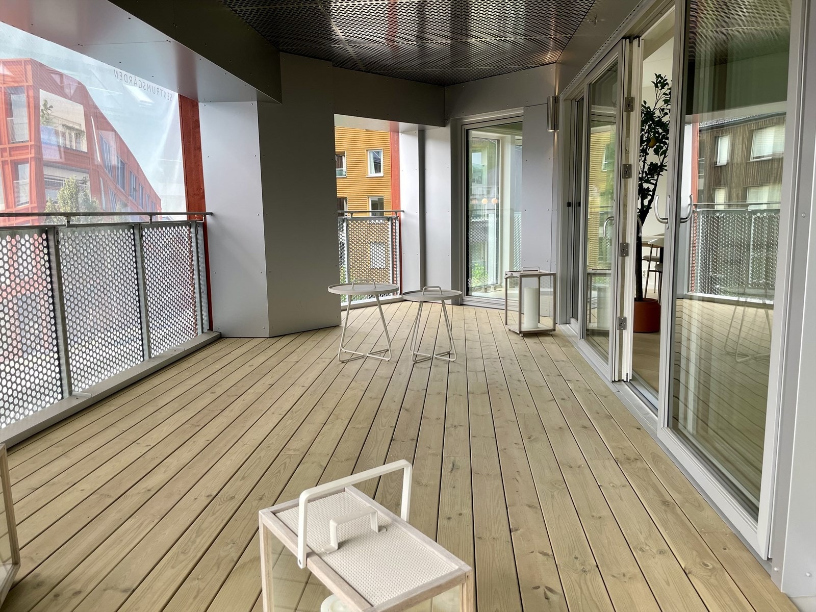 Stor loggia med plass til utemøbler og utsikt mot nabolaget. Galleribilde