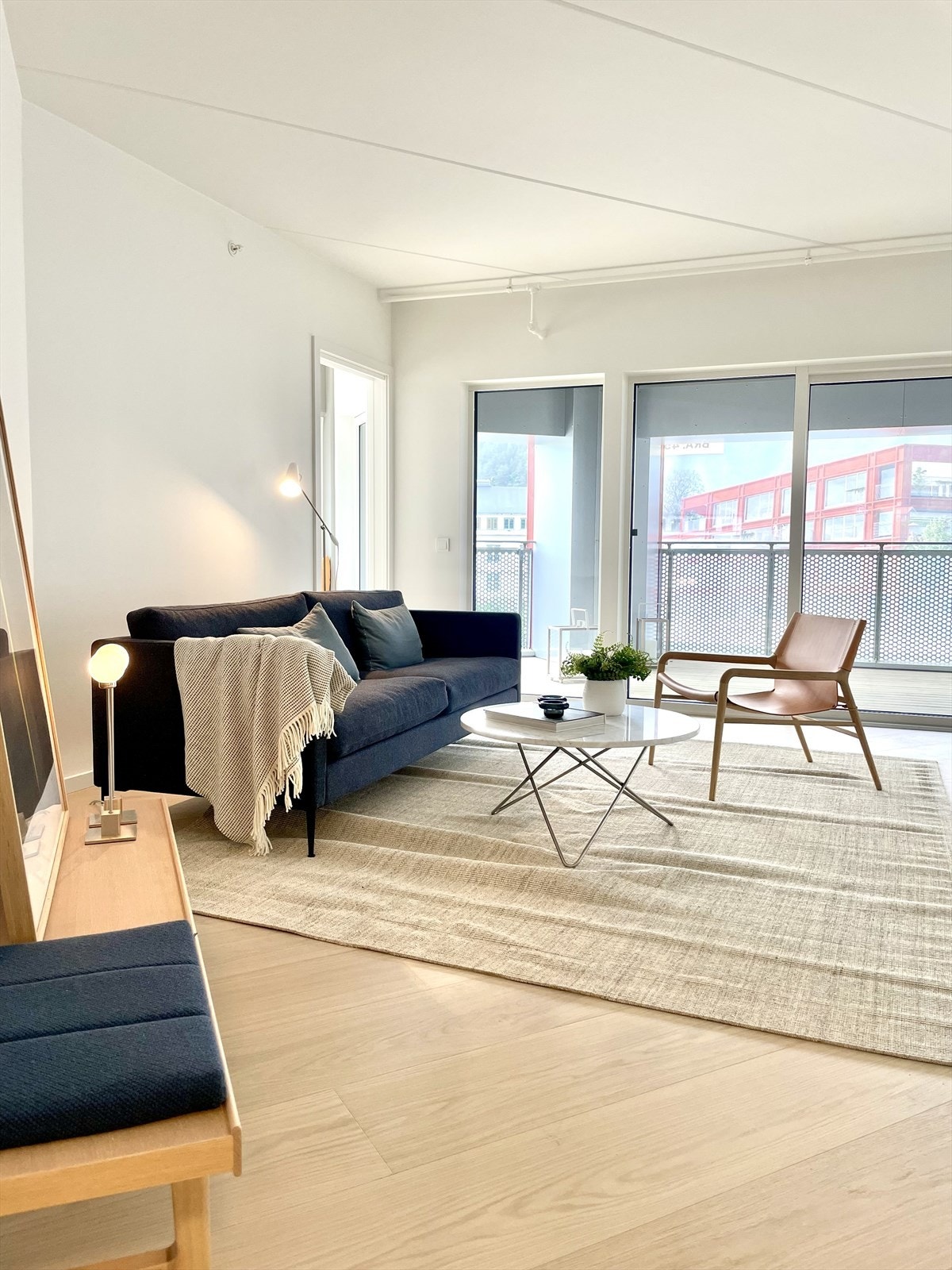 Koselig stue med utgang til loggia og mye naturlig lys. Galleribilde