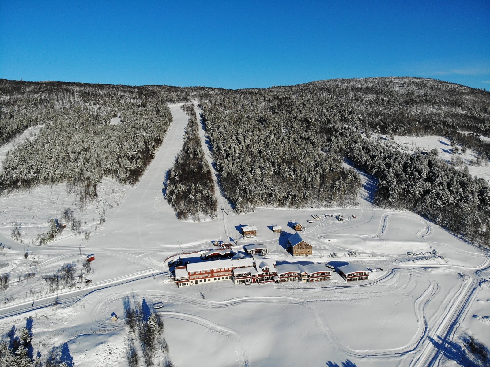 Flott alpinanlegg rett utenfor hyttedøren Galleribilde