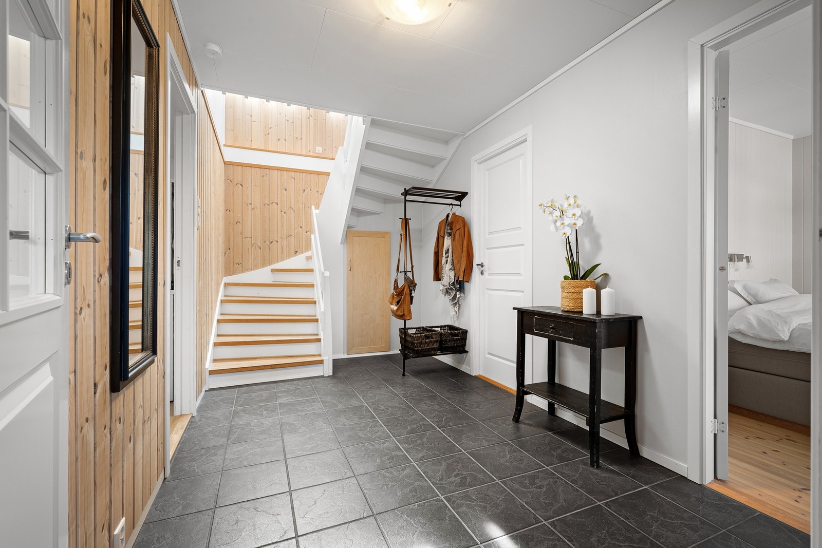 Hall. Fra hall er det inngang til boder til høyre Galleribilde