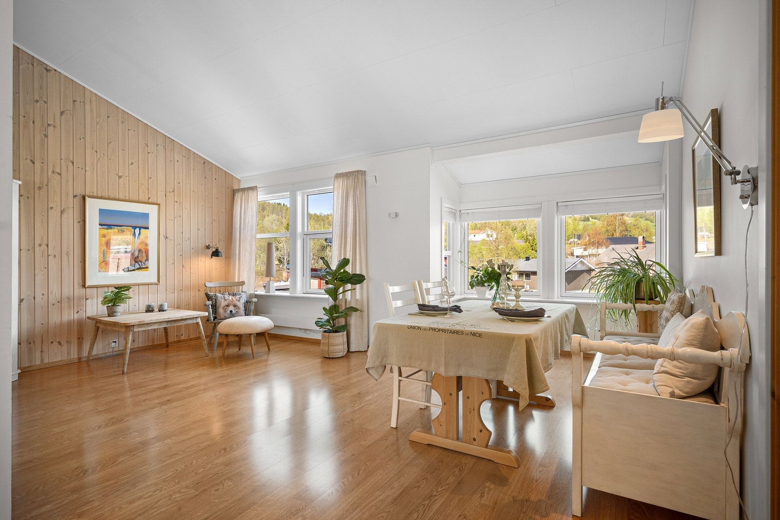 I stuen er det god plass til ulike soner med sittegrupper Galleribilde