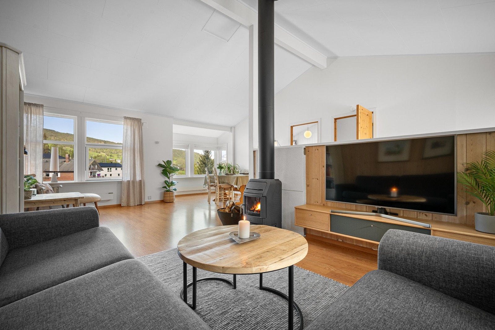 Koselig sofaområde i bakkant av stuen Galleribilde