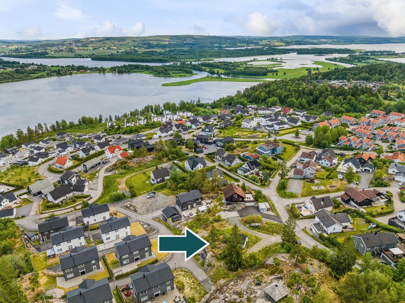 Smestad er et populært og attraktivt boligområde i Rælingen med nærhet til Svelle og Østmarka samt servicetilbud. Her utsikt mot Svelle. Galleribilde