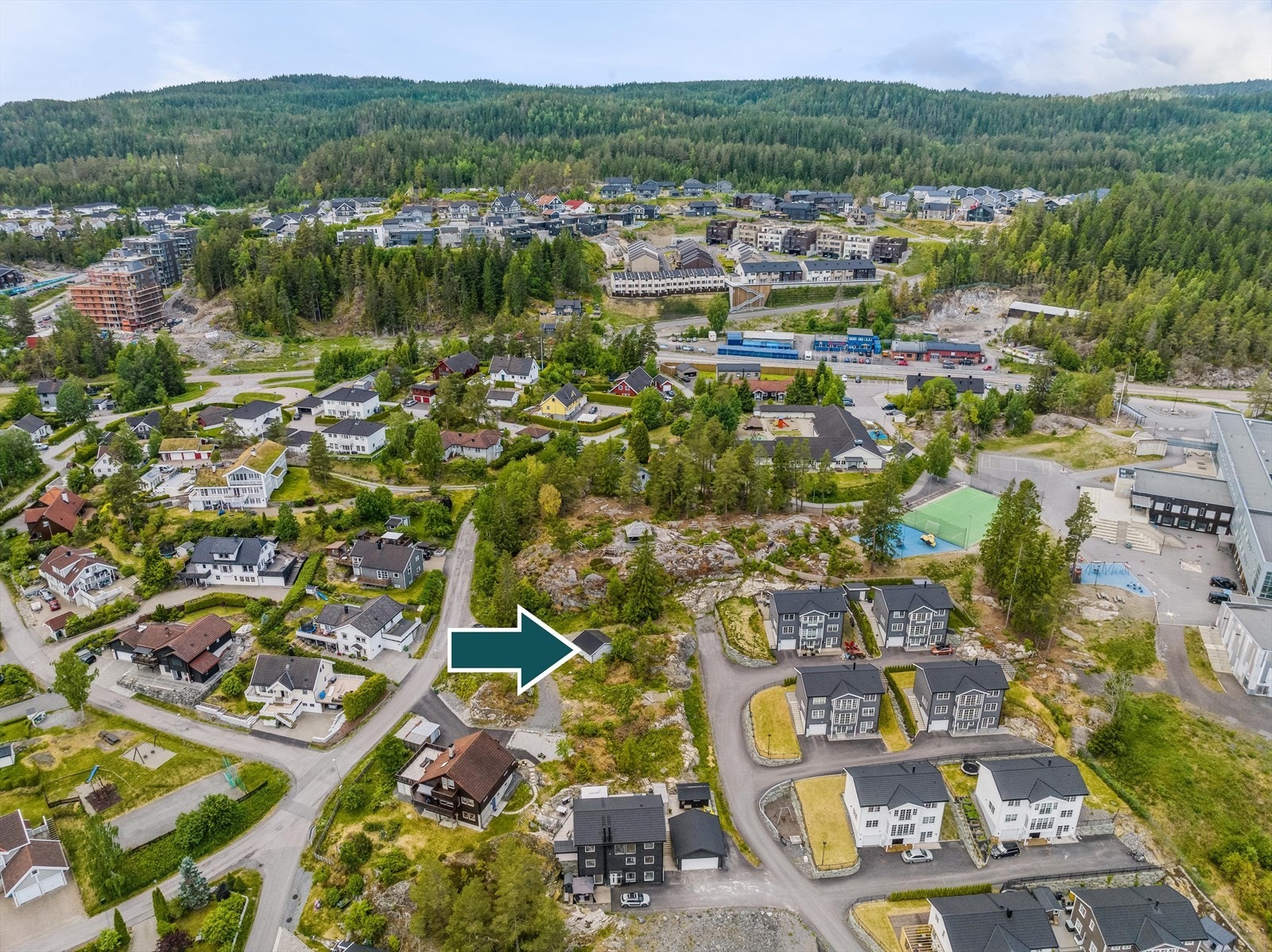 Området er spesielt populært for barnefamilier med flere barnehager innen gangavstand samt trygg og kort gangavstand til barneskole (240m/3 minutter å gå). Galleribilde