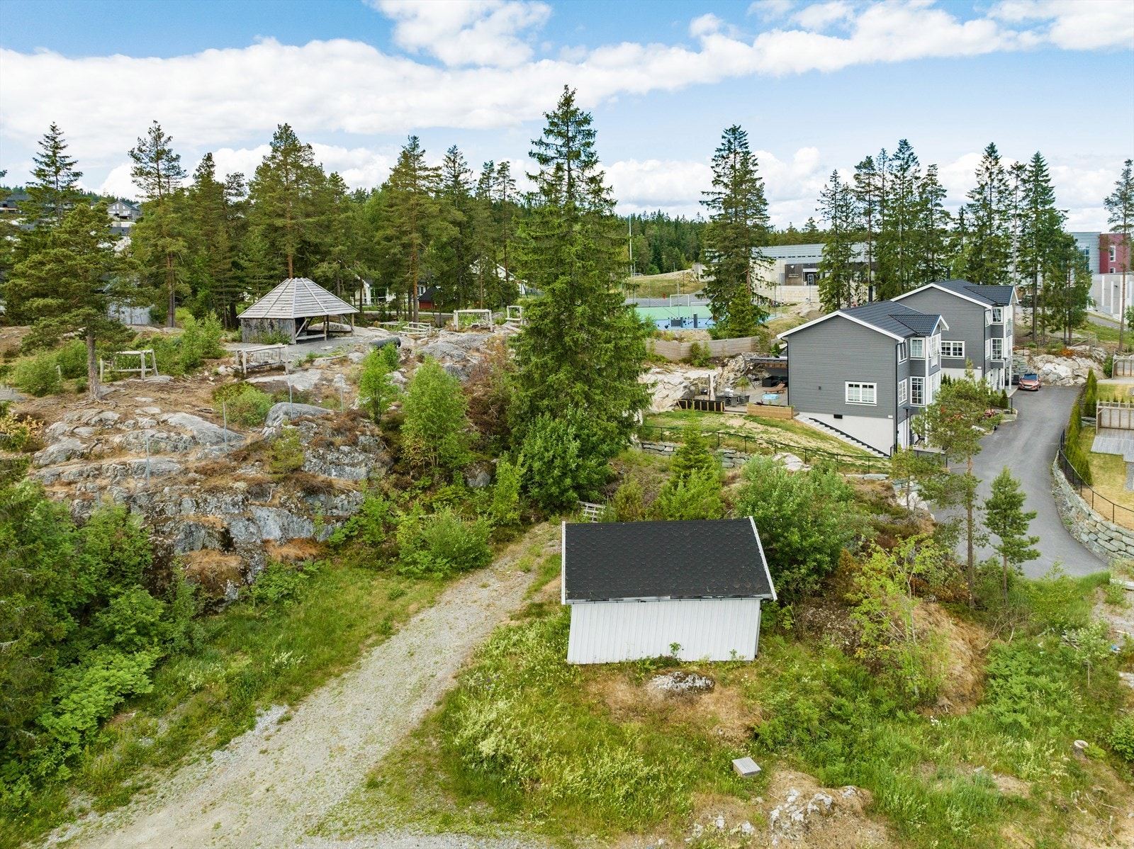 Tomten er regulert for frittliggende boliger. Les mer i salgsoppgave. Galleribilde