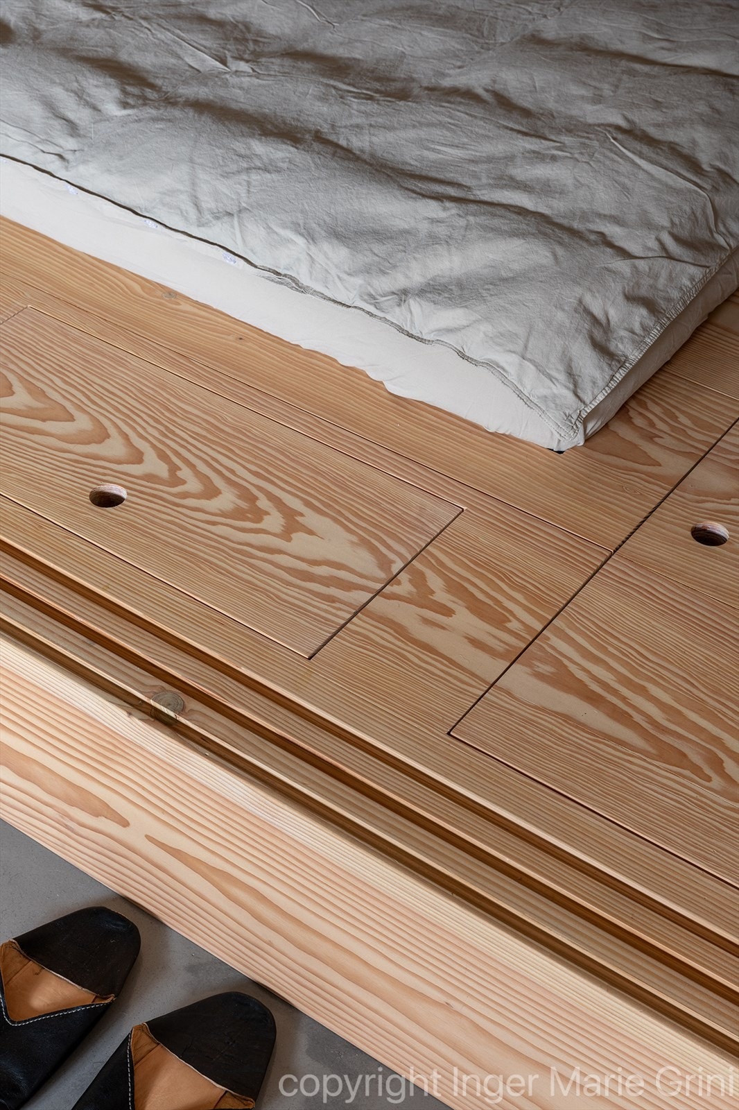 Spesialbygget og påkostet innredning i douglasgran fra Dinesen Galleribilde