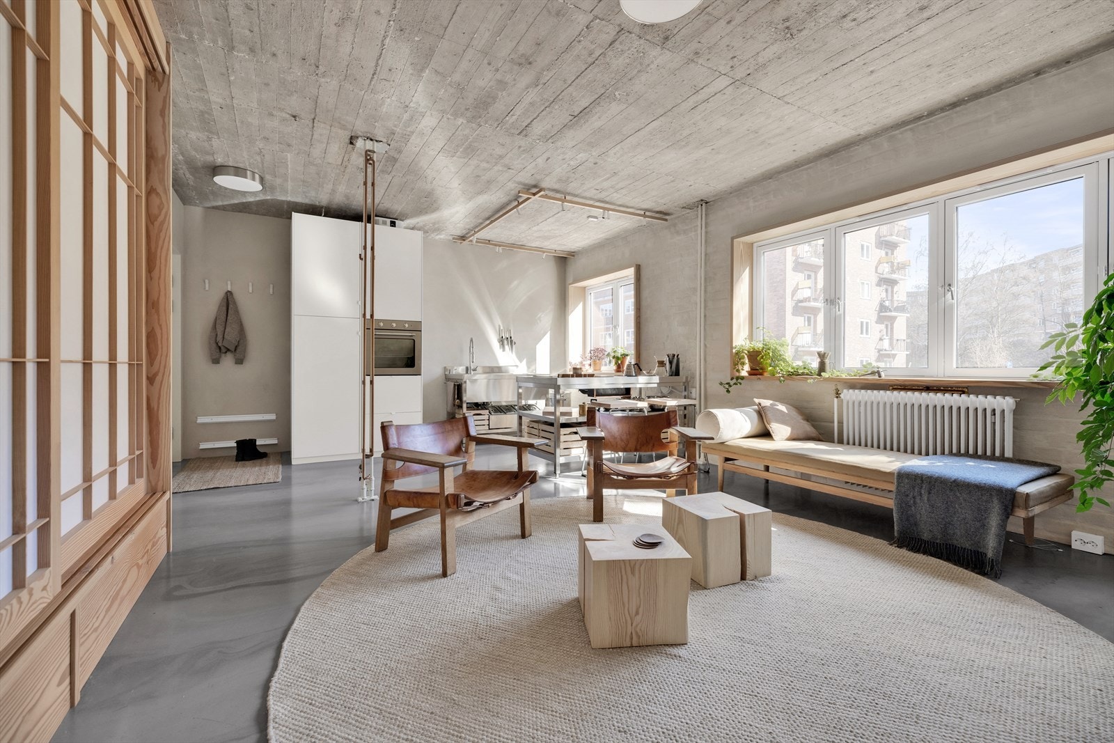 Gulvene er avrettet og det er lagt en lekker tone av 8mm Weber designgulv som matcher opp det råe betongtaket Galleribilde