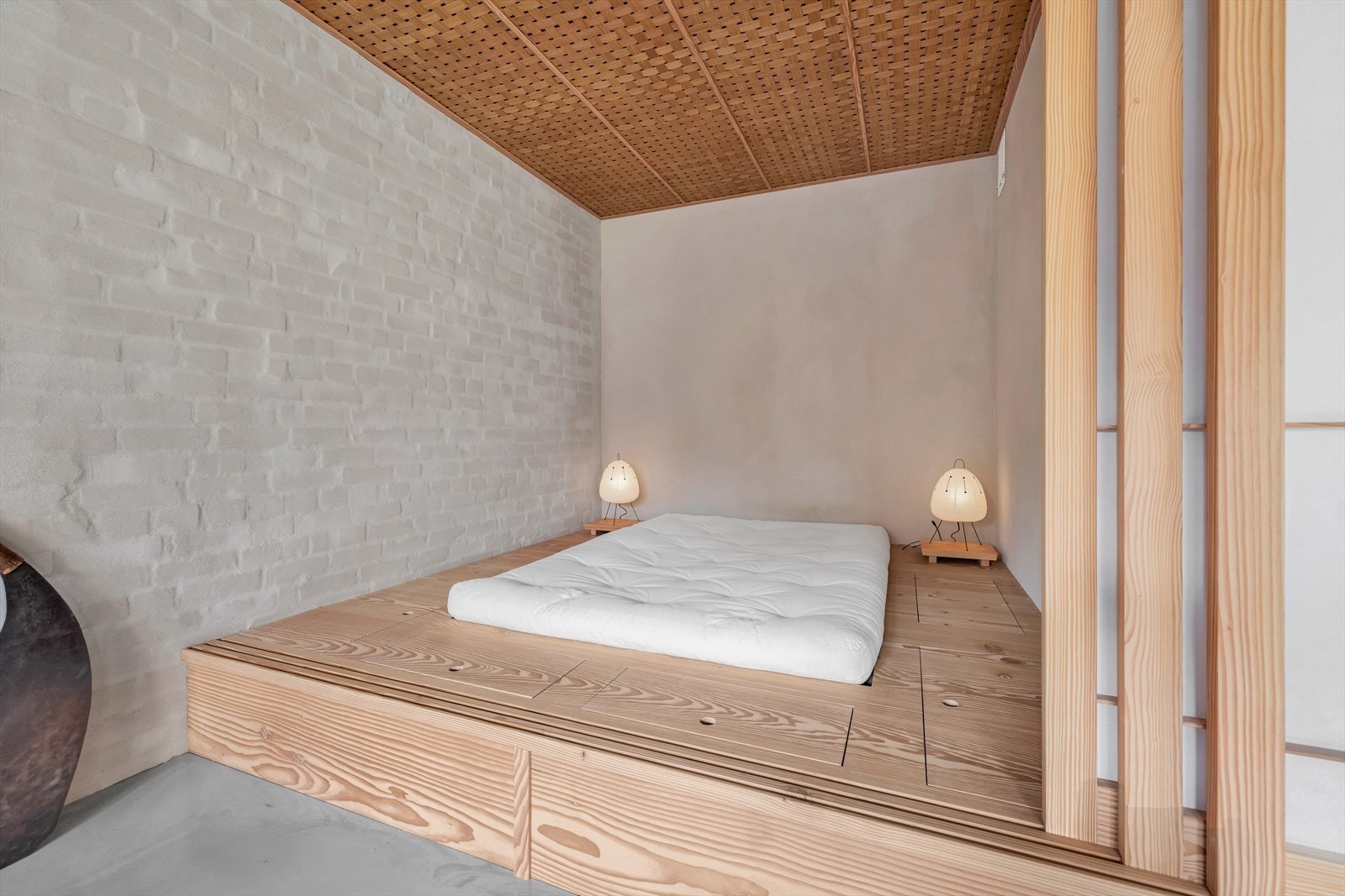 Taket i sovedel er lektet ned 15cm, isolert og tildekket med Molton duk lydteppe og bekledd med flettet 1x40mm eik Galleribilde