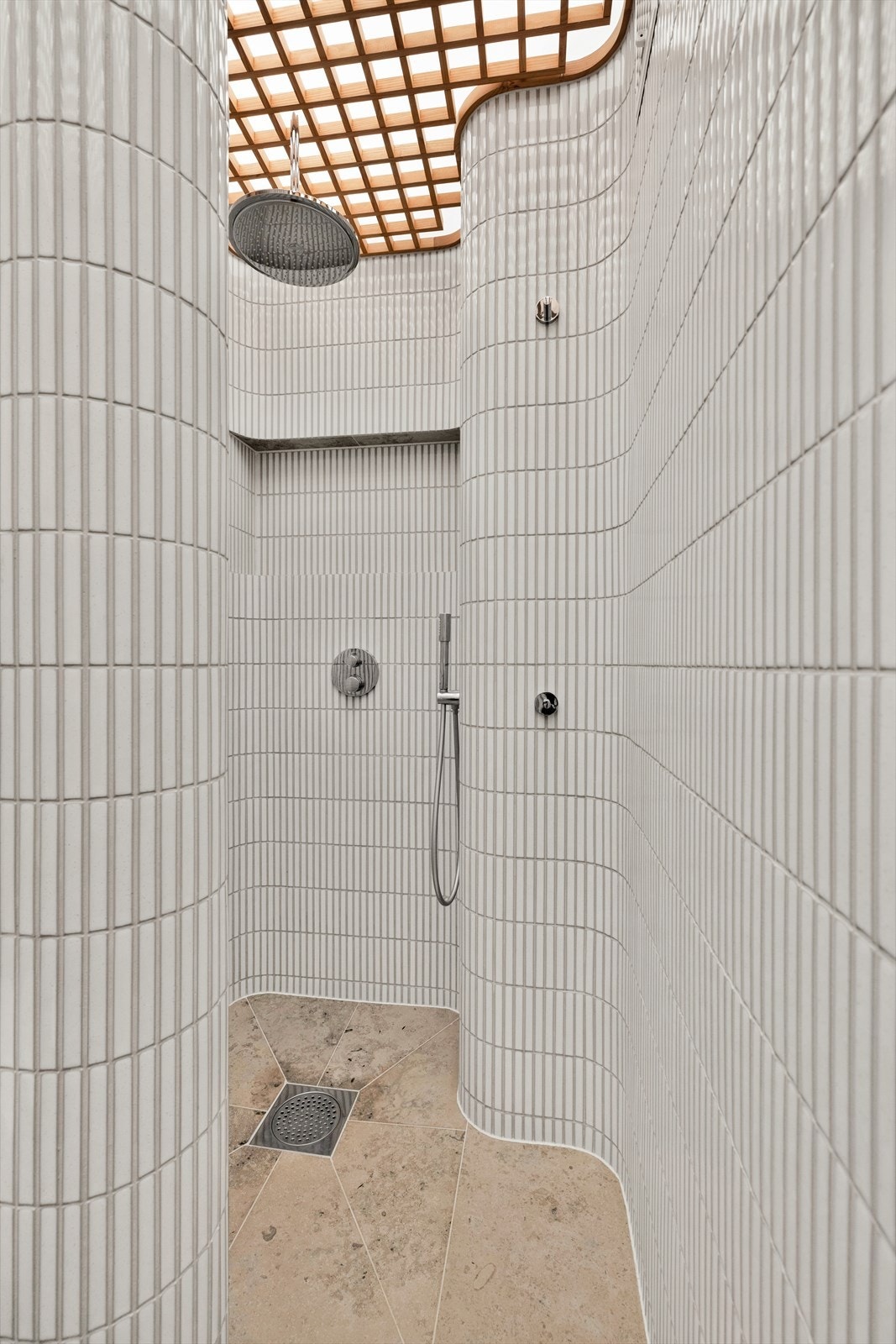 Dusjhjørne med innebygget armatur fra Vola og naturstensflis på gulv Galleribilde