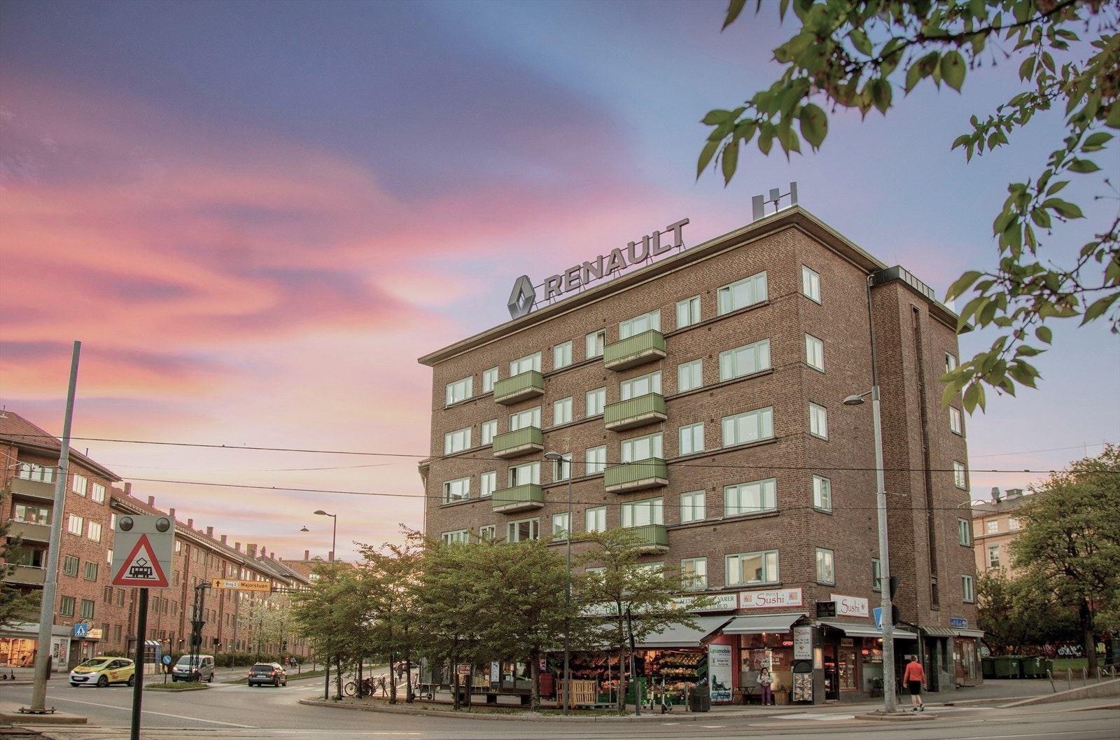 Kort vei ned til knutepunktet på Carl Berner som tilbyr alt man trenger av fasiliteter, dagligvarehandel, spisesteder etc. Galleribilde