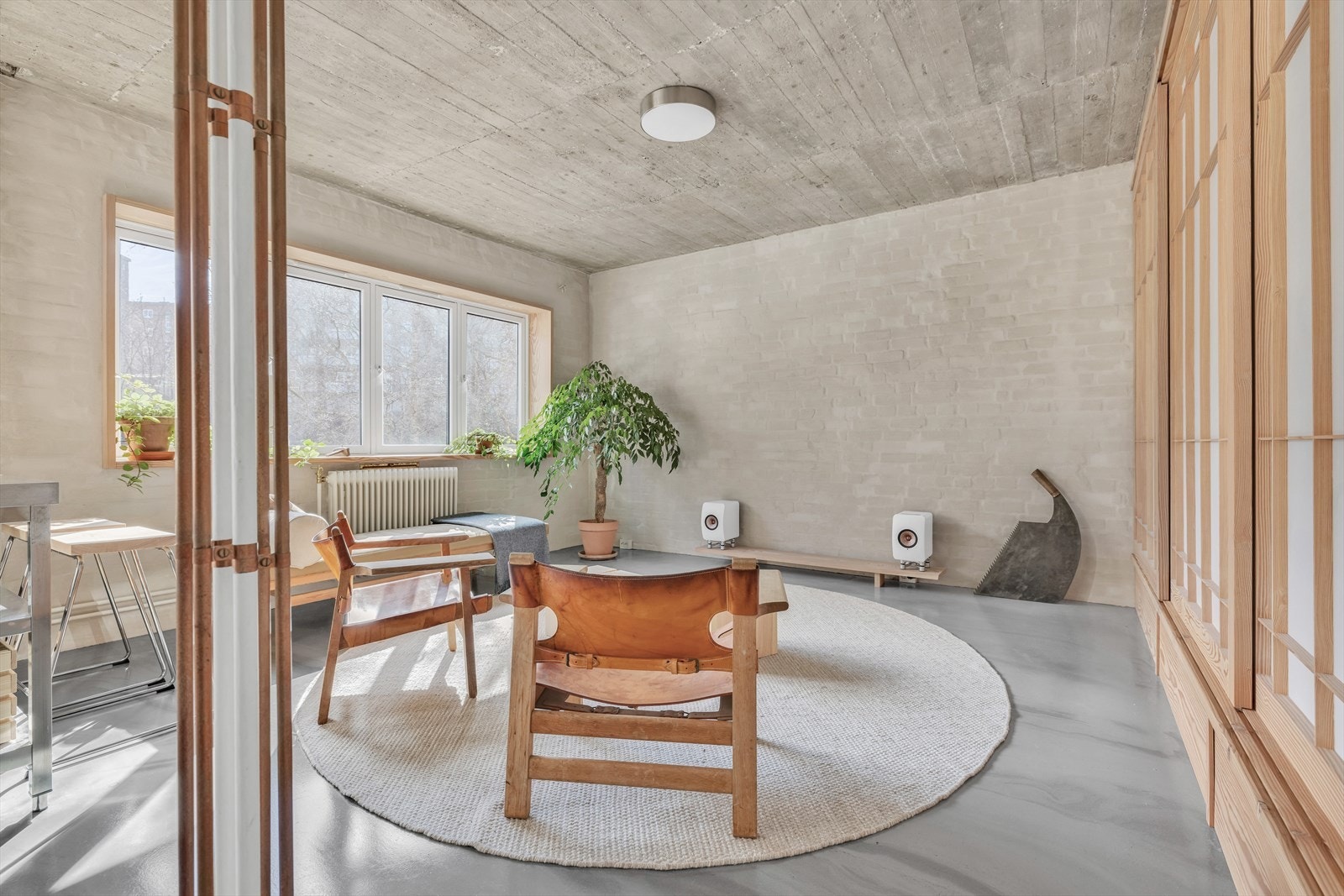 Åpen stue/kjøkkenløsning gir en luftig og harmonisk atmofære Galleribilde